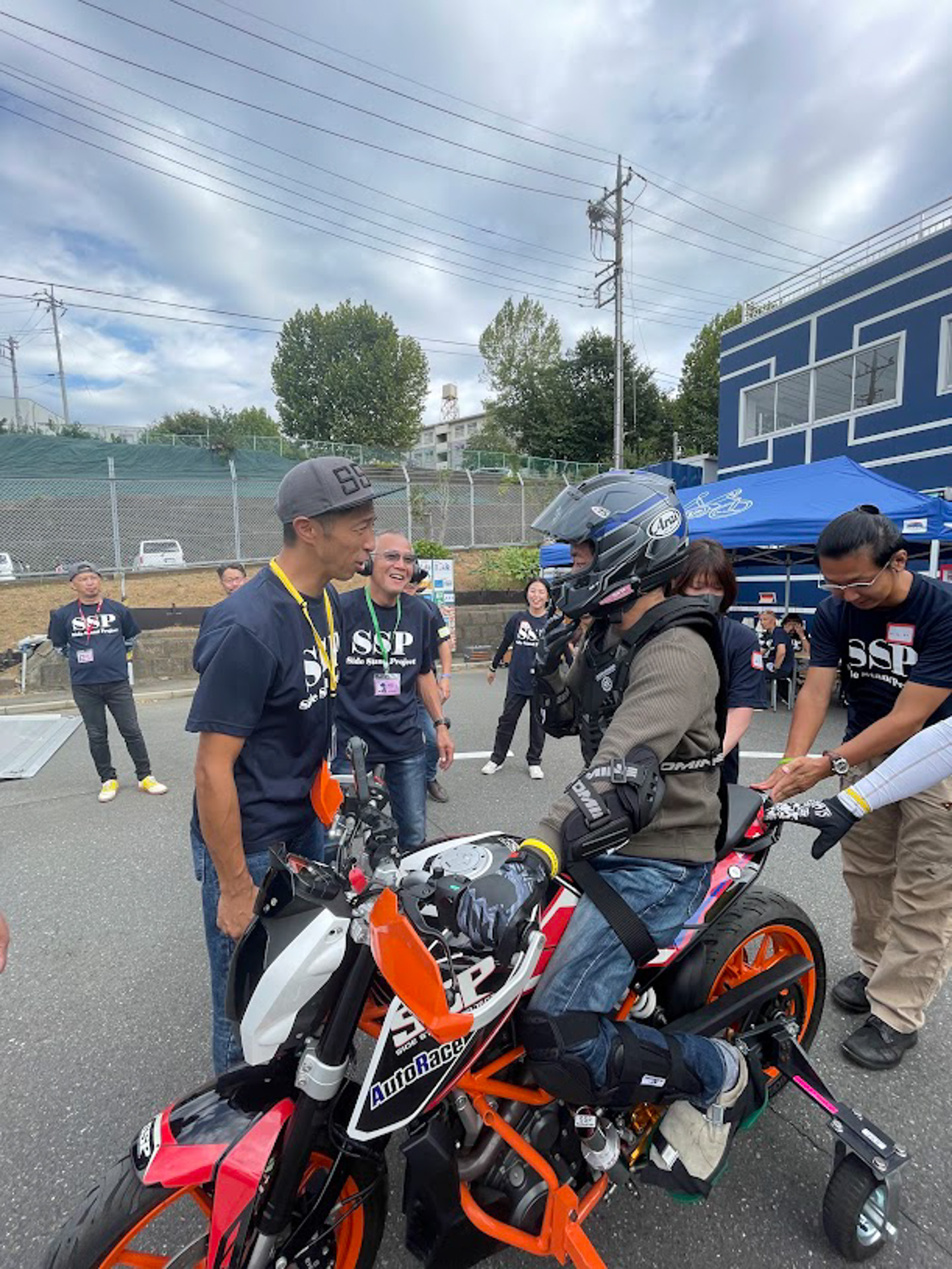 傾いたバイクを戻すのに手こずっていると、治親さんや松岡さんからのアドバイスが
