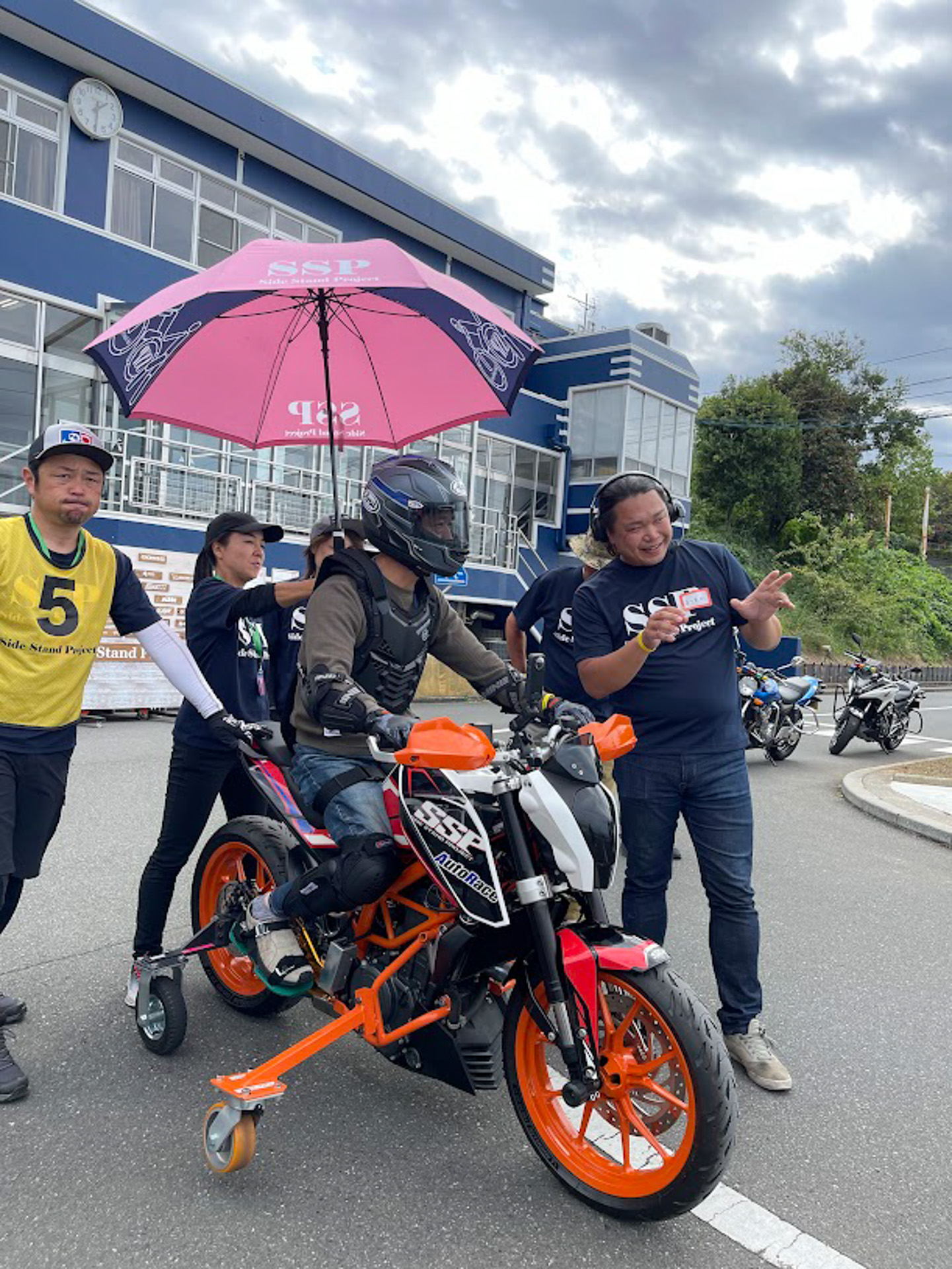 傾いたバイクを戻すのに手こずっていると、治親さんや松岡さんからのアドバイスが