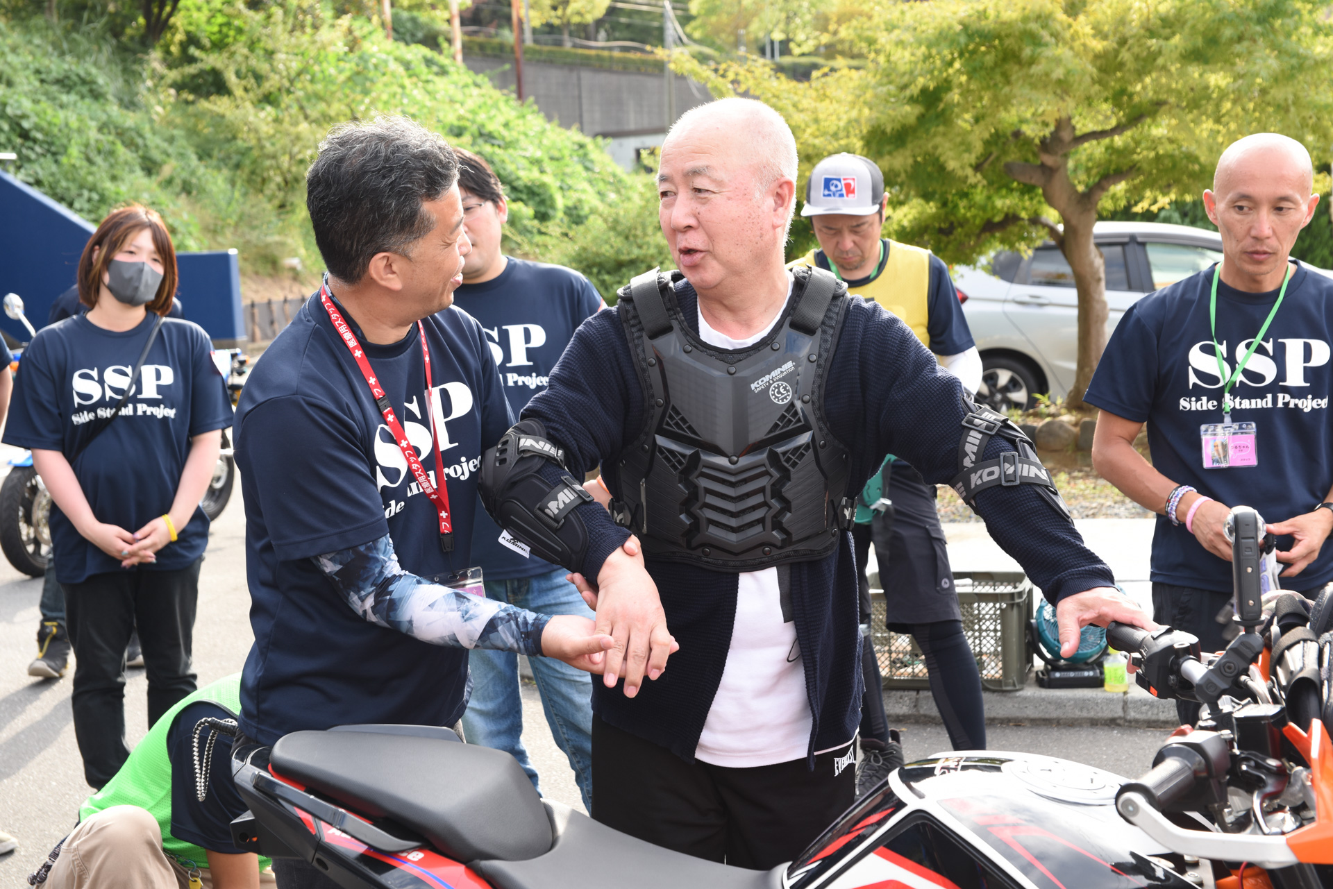 乗る前には理学療法士の時吉先生から「山辺さんは右手をうまく使うことが難しいんです」との情報を全員で共有。ブレーキレバーを握るとアクセルまで開けてしまう問題が