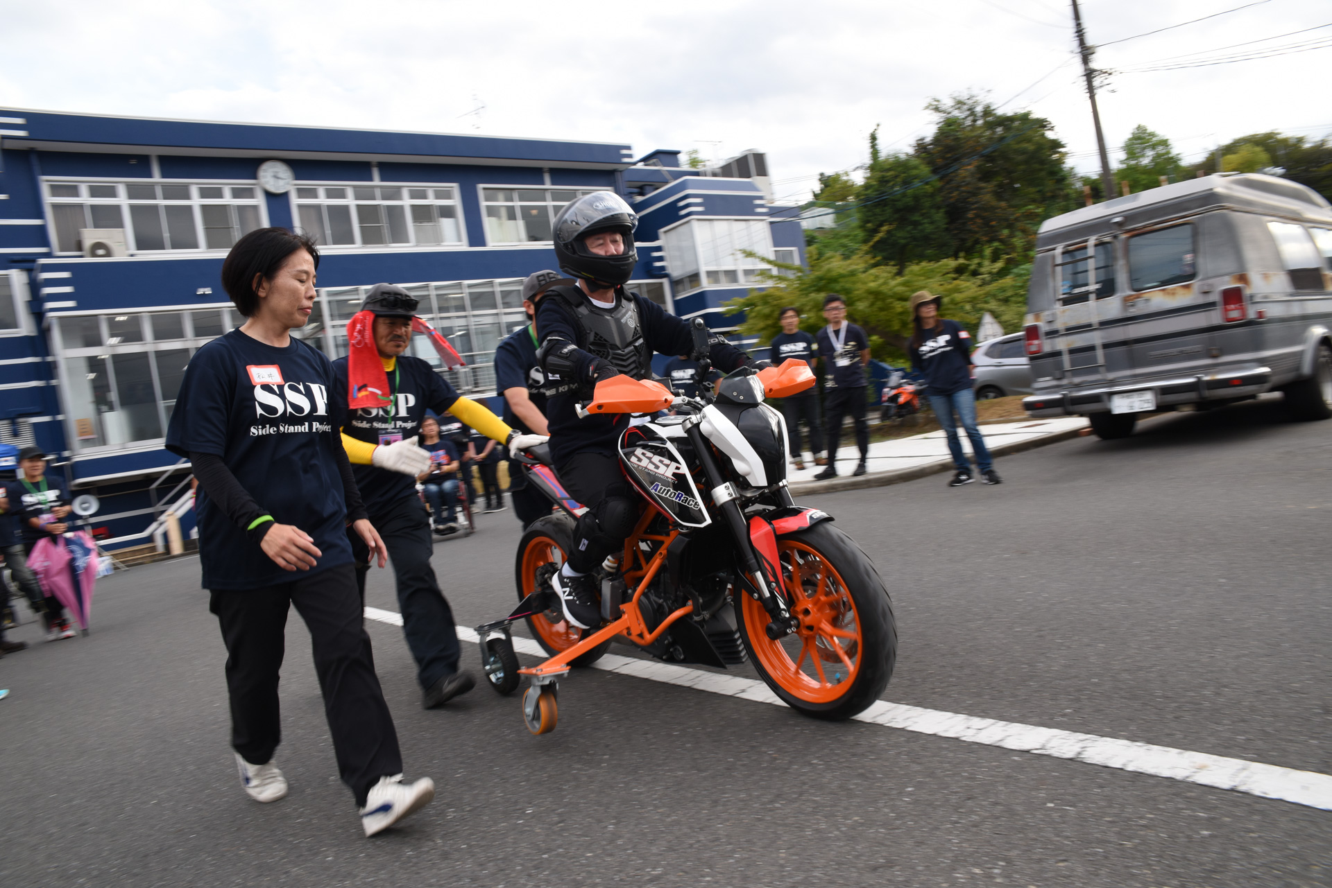 パラモトライダーの障害に合わせた改造をバイクに施すことで、見事走れるように！