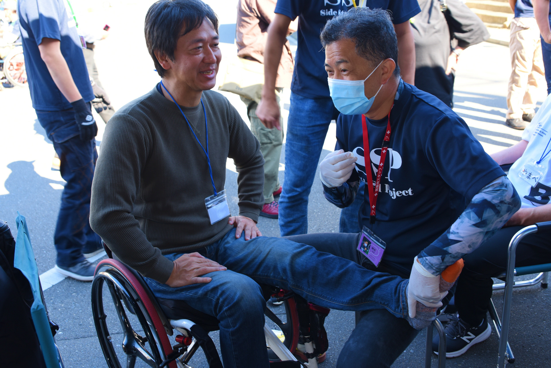 SSP専属メディカルアドバイザーの吉直祐先生（理学療法士）が、事前にパラモトライダーのメディカルチェックを行なう
