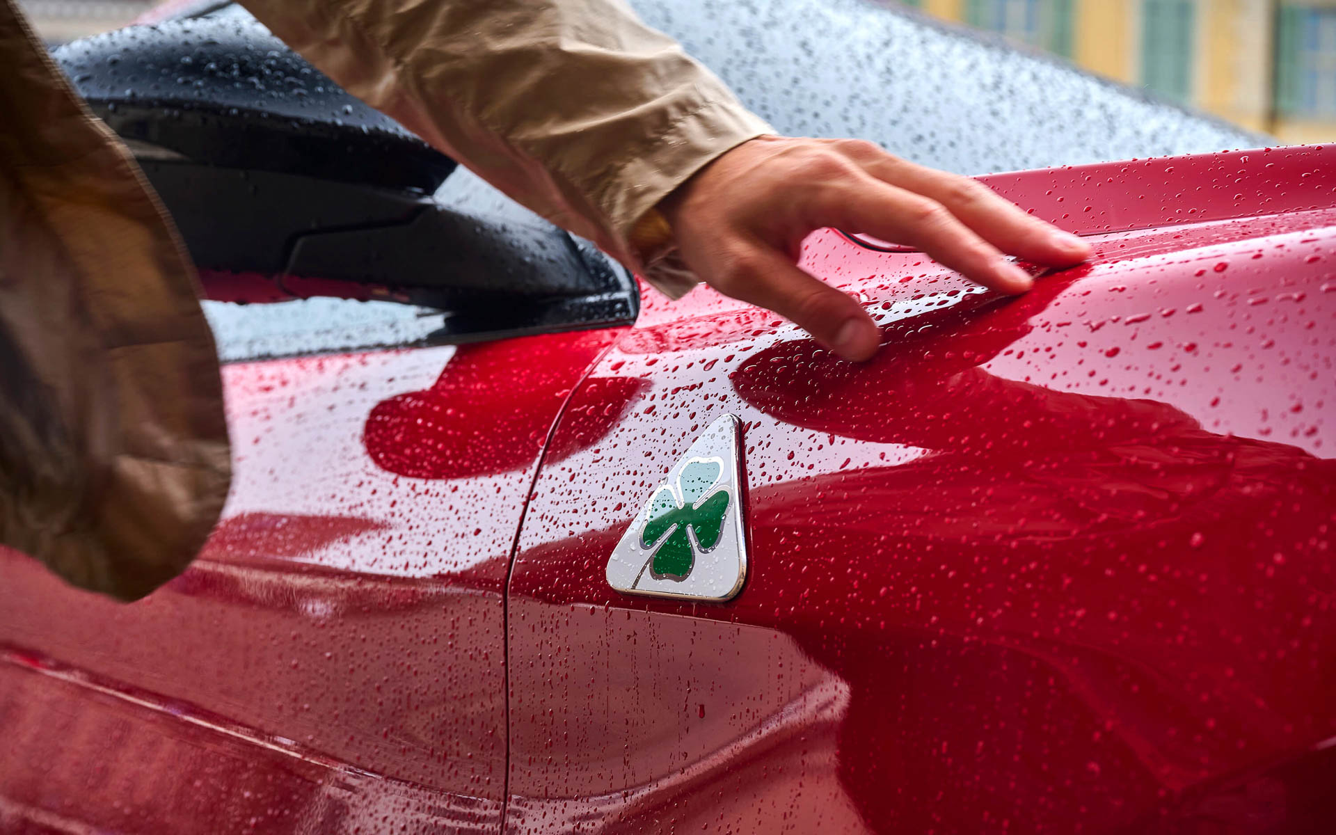 “クアドリフォリオ”（四つ葉のクローバー）のエンブレムが装着される