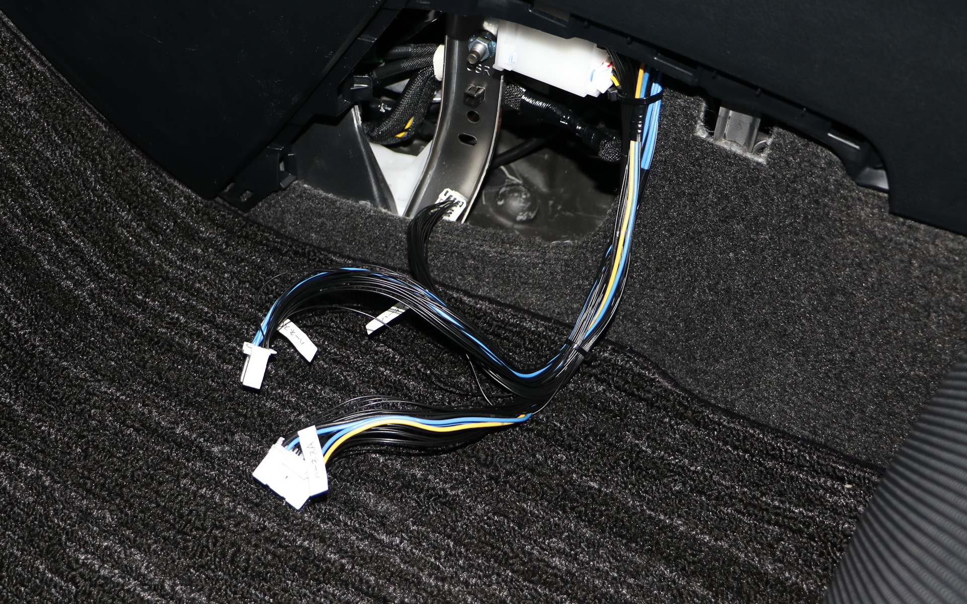 助手席側のセンターコンソール下部のカバーを外すと配線が隠されている