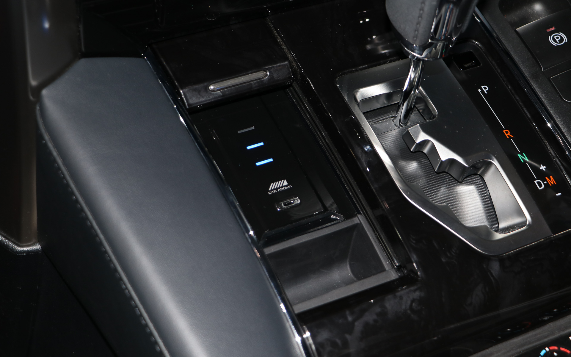 シフトレバーの横にある収納スペースにアロマ発生器を収納している