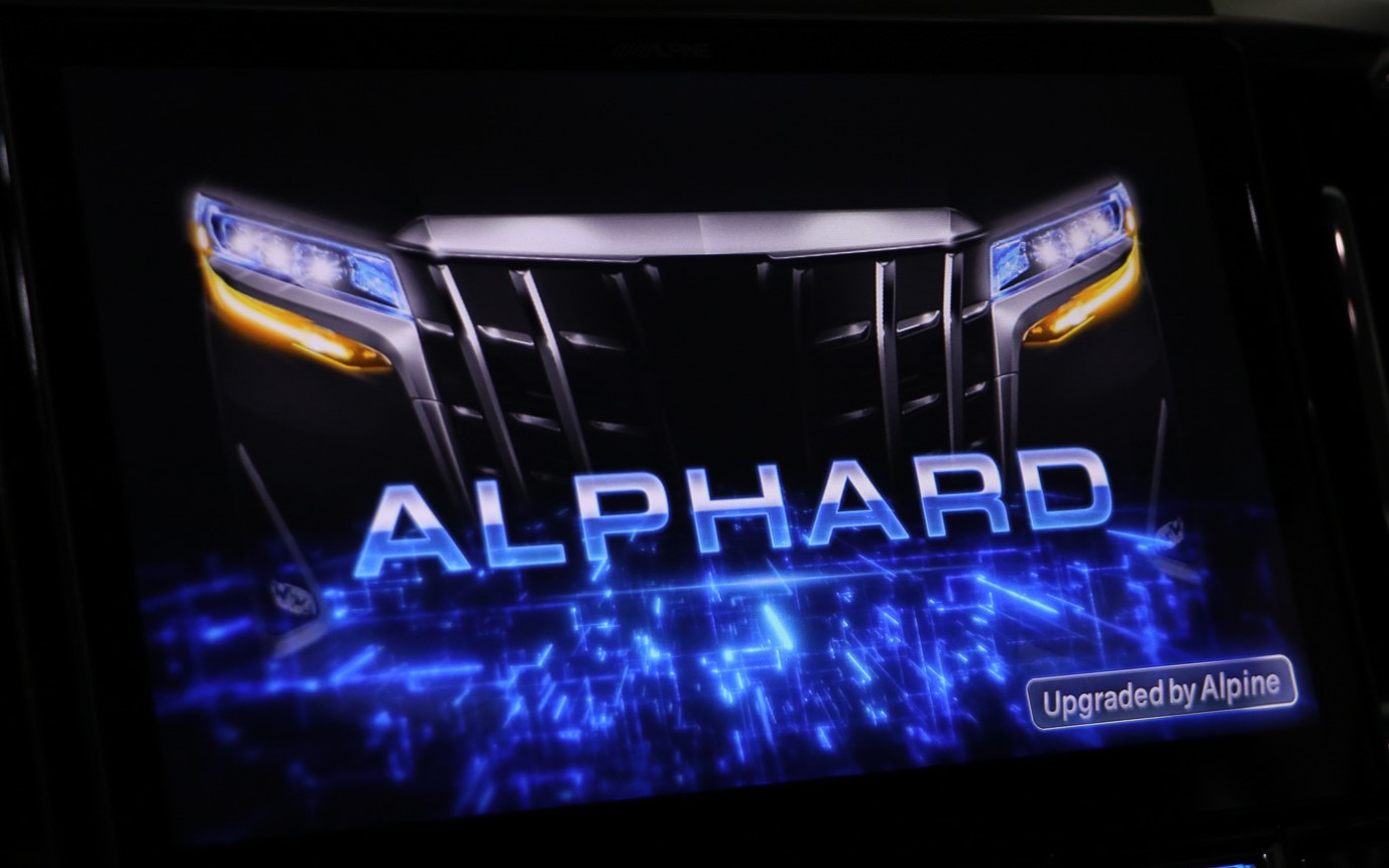 新製品のビッグX11アップグレードは「Upgraded by Alpine」と変更されている