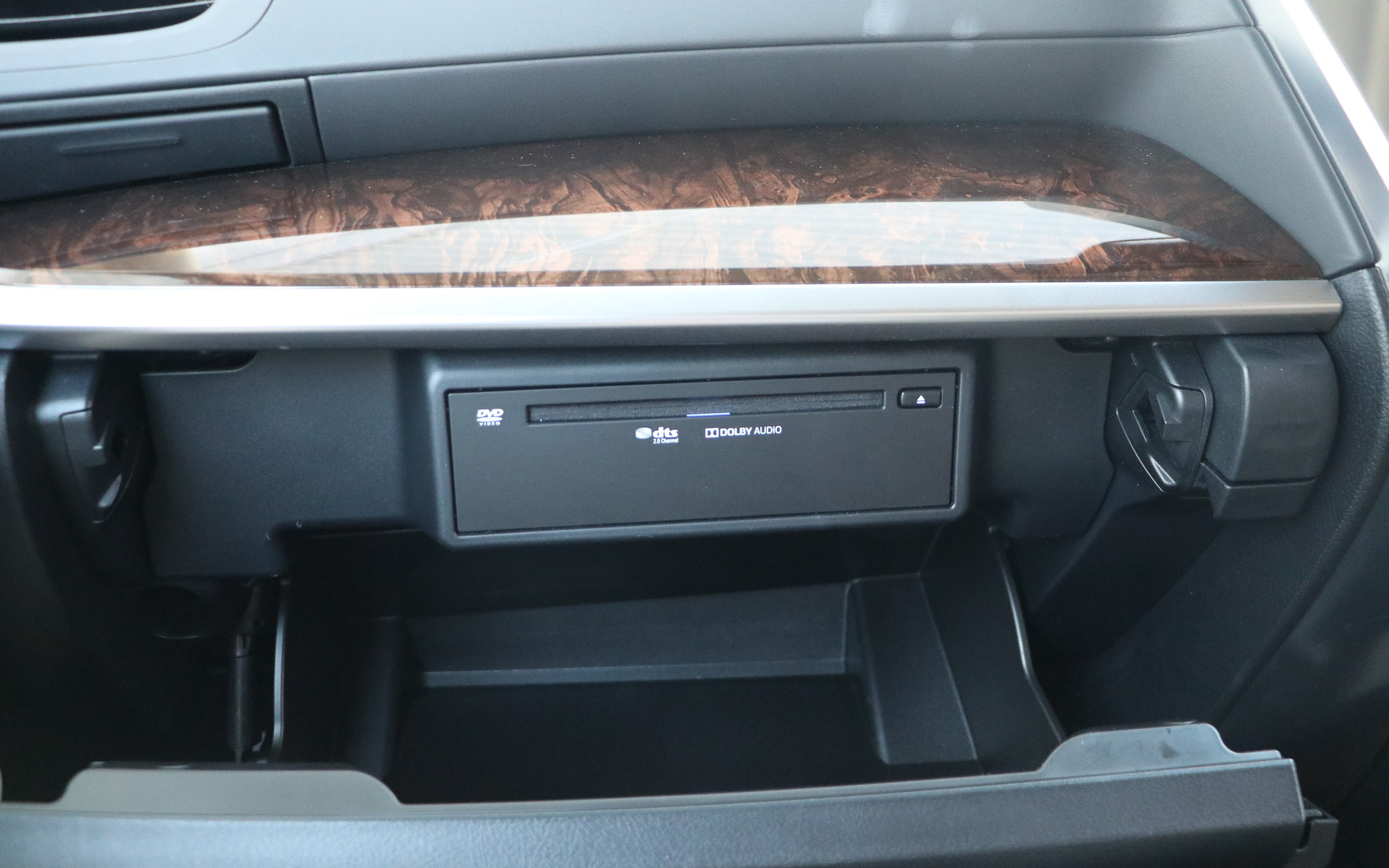 純正のDVDプレイヤーはグローブボックス内に設置される