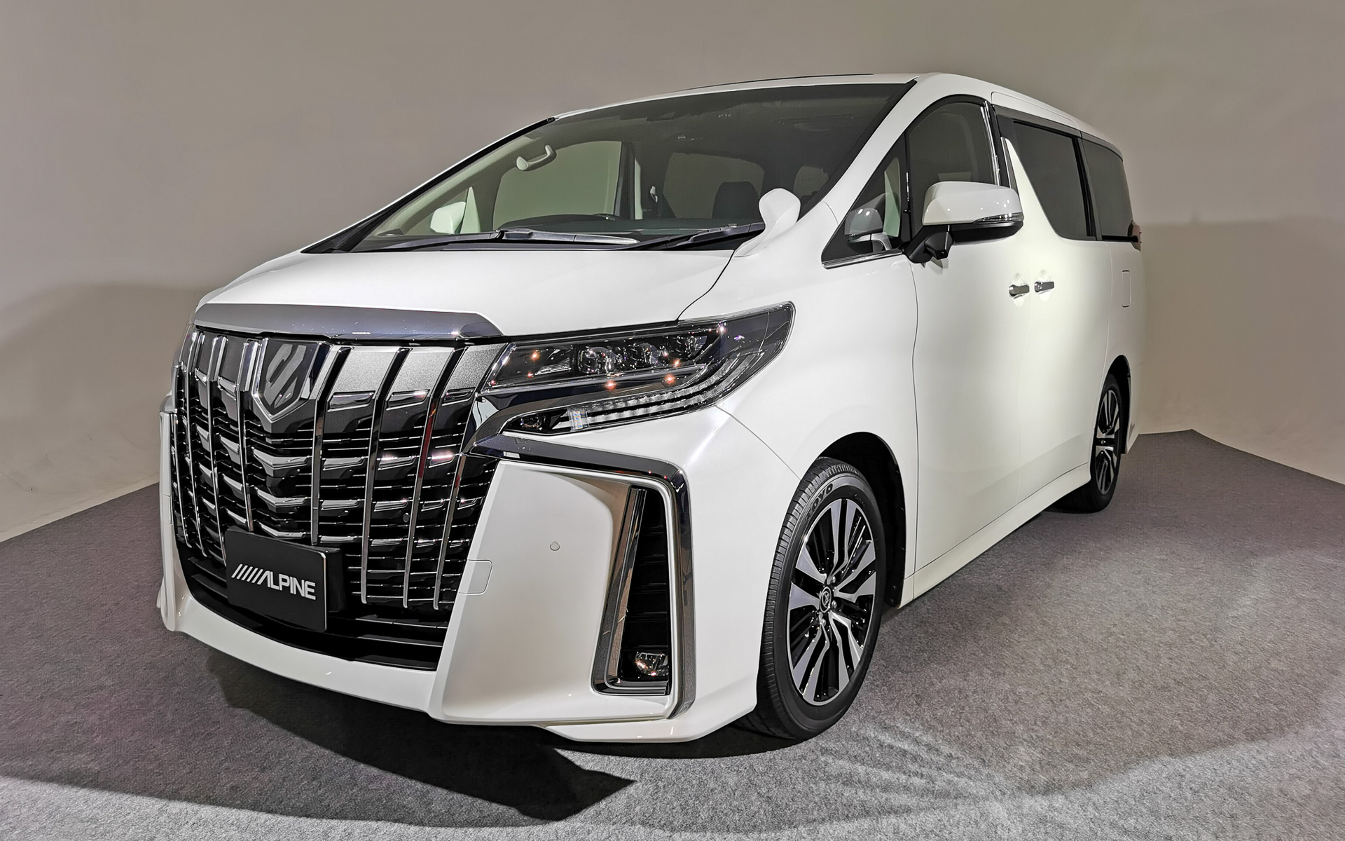 新型（40系）が発売した今でも根強い人気の30系アルファード＆ヴェルファイア