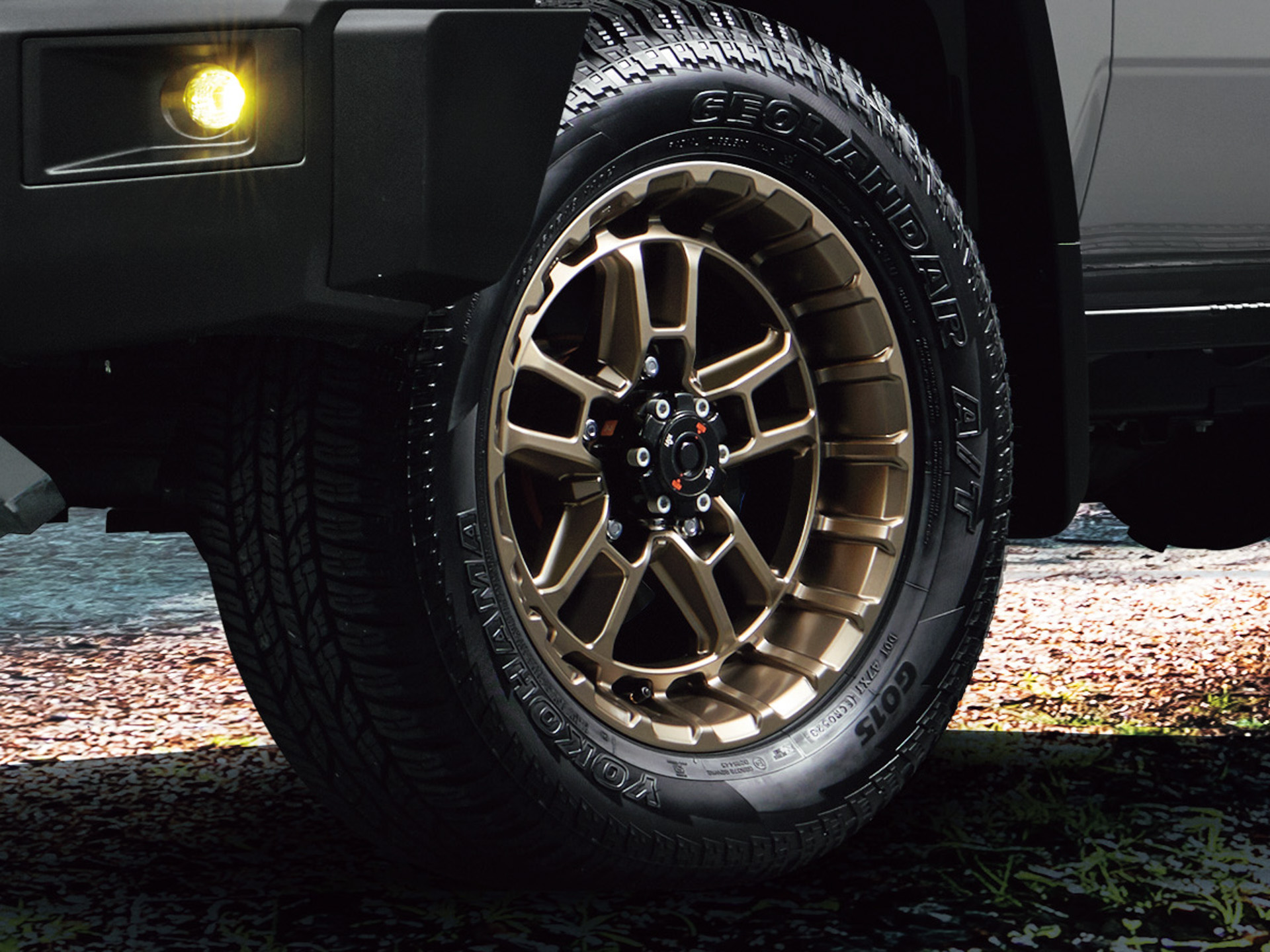 18インチ アルミホイール&タイヤセット「MODELLISTA X-CLAW III」〈マットブロンズ〉：“歯車”をテーマに奥行きを最大限に活かしたメカニカルな造形で強靭さを表現。ホイール色はマットブロンズとし、A/Tタイヤを組み合わせることでギア感を演出した