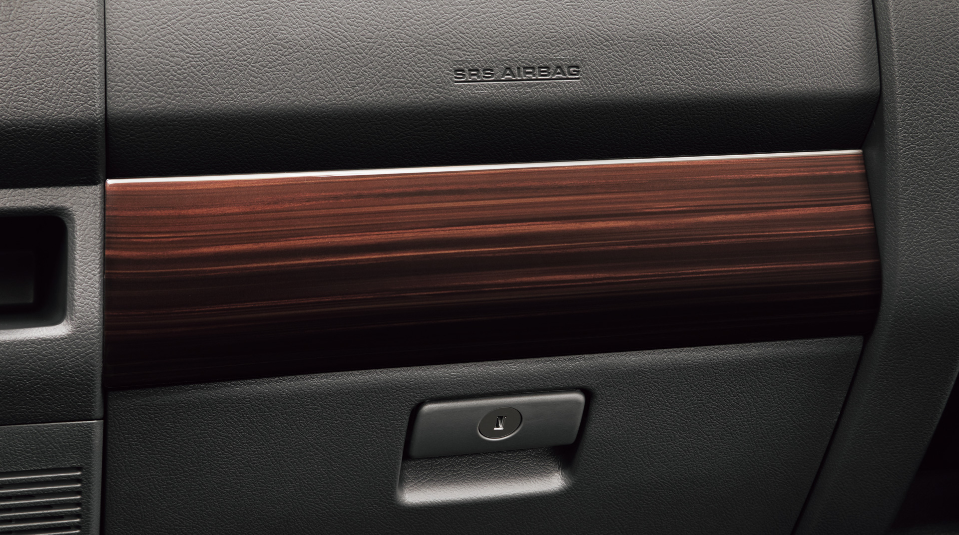 インテリアパネルセット：ステアリングと調和する木目柄でワンランク上の室内空間をトータルコーディネート。水平に通ったパネルレイアウトがシンプルで上質なたたずまいを演出する