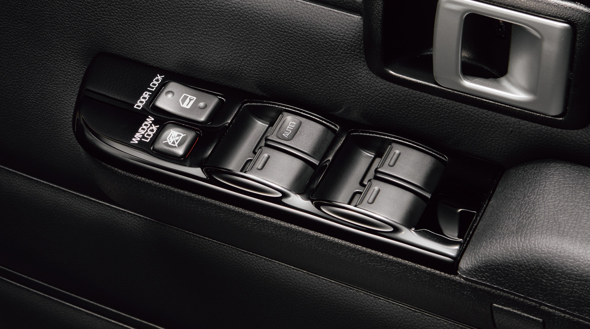 インテリアパネルセット：ステアリングと調和する木目柄でワンランク上の室内空間をトータルコーディネート。水平に通ったパネルレイアウトがシンプルで上質なたたずまいを演出する