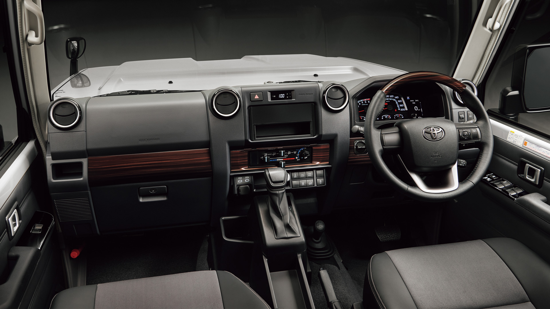 インテリアパネルセット：ステアリングと調和する木目柄でワンランク上の室内空間をトータルコーディネート。水平に通ったパネルレイアウトがシンプルで上質なたたずまいを演出する