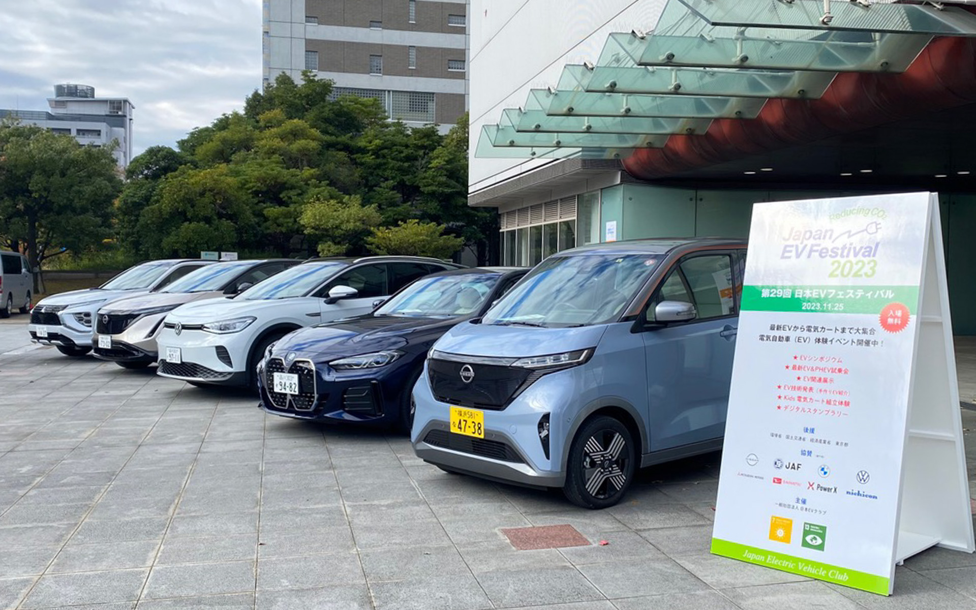 当日受付で、誰でも最新EV＆PHEVに試乗できる日本EVフェスティバル。私は助手席に同乗して、そのEVの見どころや、昨今のEV事情などを参加者にお話しさせてもらいました。今回は初めてEVに乗る人が多くて、フレッシュな感想が興味深かったです
