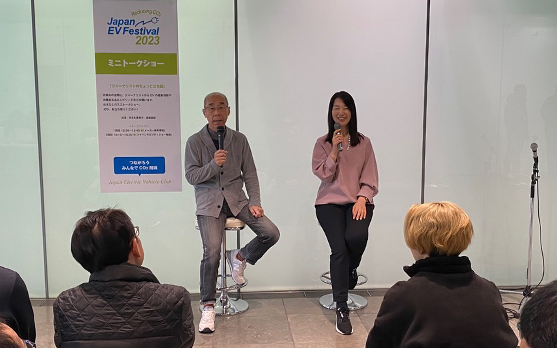 たまたま御堀さんと立ち話をしていたら、お客さまが立ち止まって聞いてくださった、的な感じでゆる〜く行なったミニトークショー。ジャパンモビリティショーの雑感から、プラスチック由来のリサイクル素材の話、私がずっと待ち焦がれている、自分の頭の上を飛んでついてきてくれる傘の話など、思わぬ方向へいって盛り上がるのも台本のないトークショーならではでした