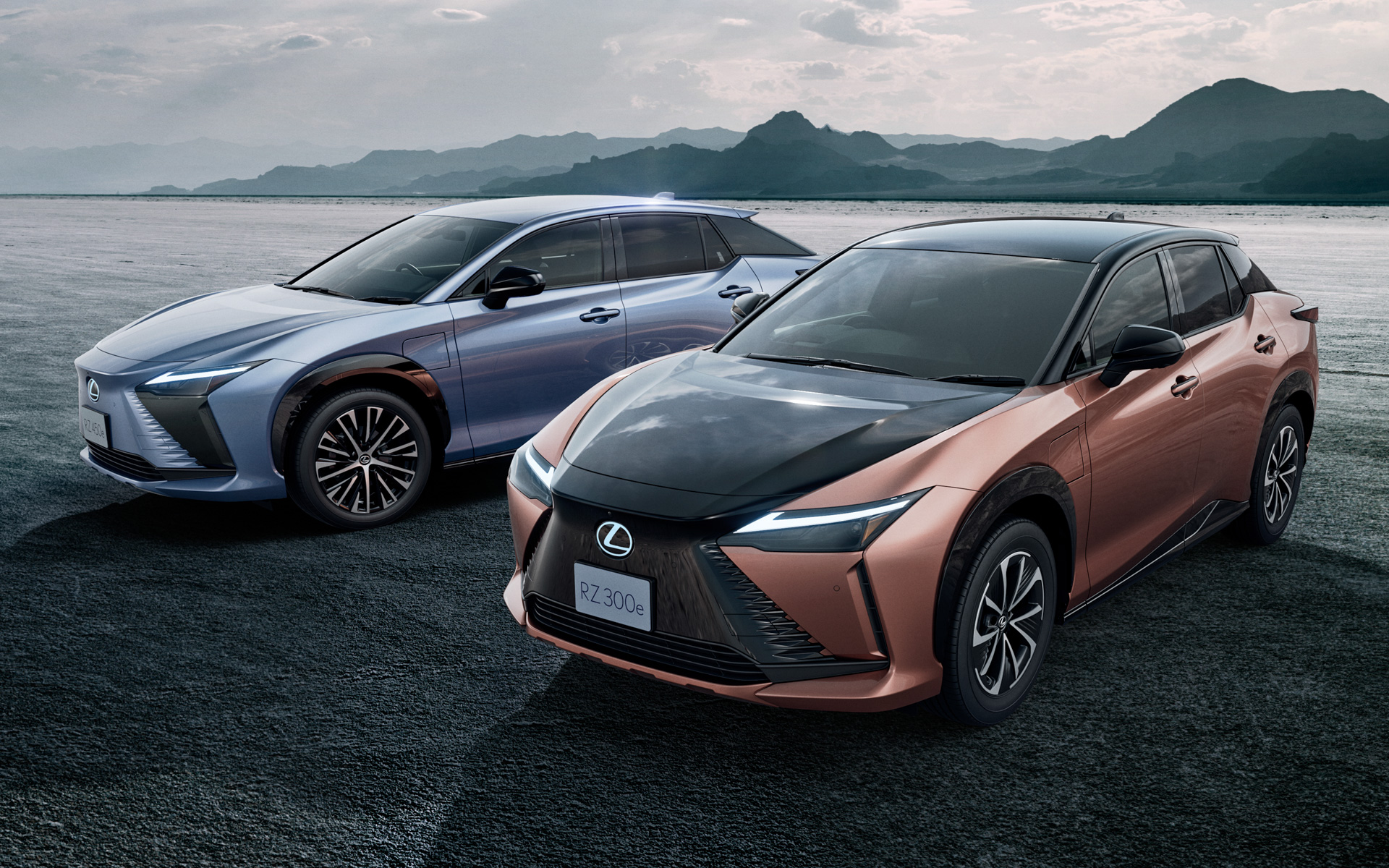 RZ300e（手前）/RZ450e（奥）