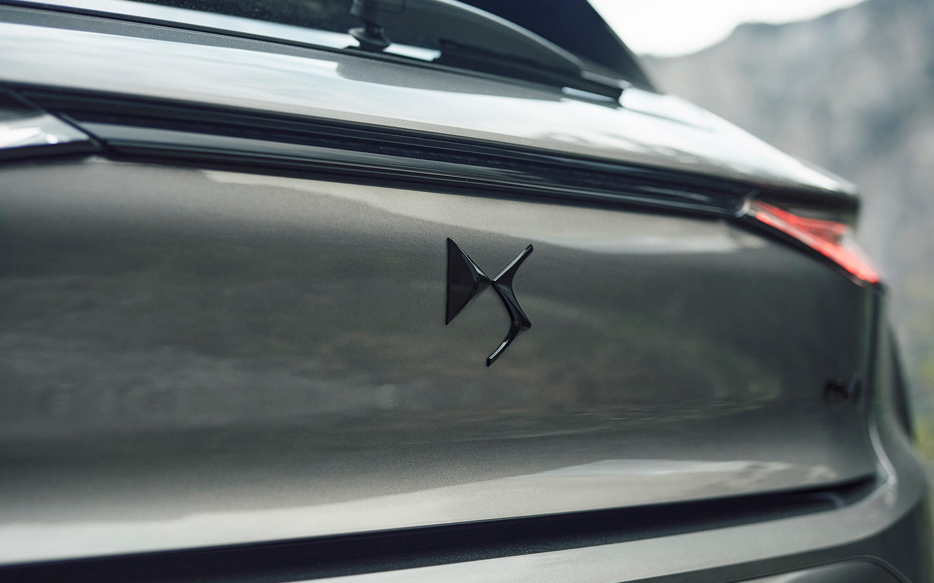 DSエンブレムはブラックに仕上げとなる