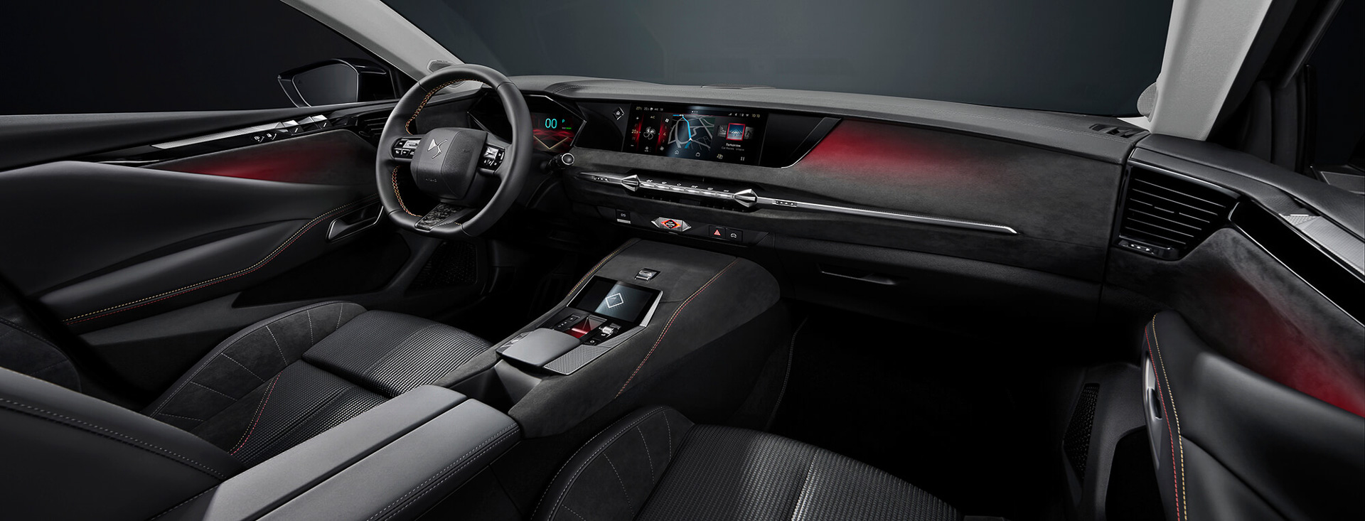 ダッシュボード、フロントコンソール、シート、ドアトリムにアルカンターラを採用している