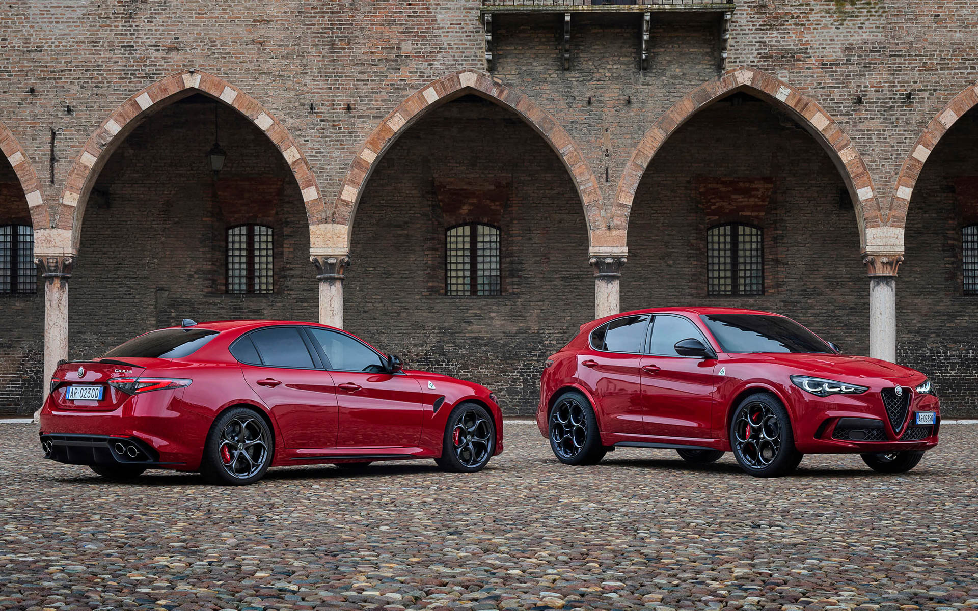 ジュリア クアドリフォリオ（左）、ステルヴィオ クアドリフォリオ（右）、クアドリフォリオは四つ葉のクローバーのこと