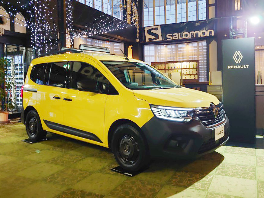 ホテルグリーンプラザ上越のレストラン「らいらっく」前に展示される新型「カングー クレアティフ（ボディカラー：ジョン アグリュム）」