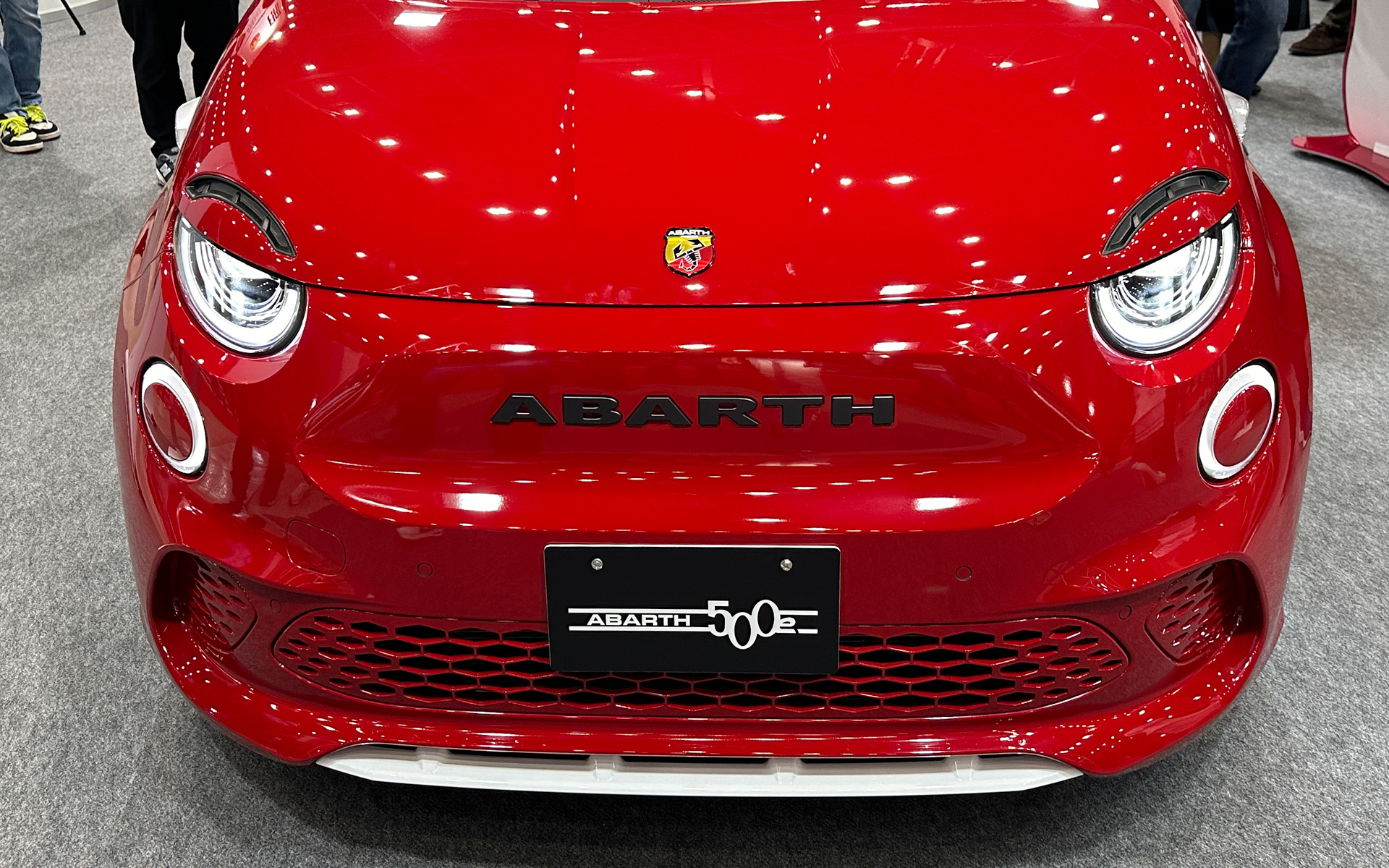 ブオンブオンと会場内でエンジン音を轟かせて「なんの騒ぎか？」と思いきや、アバルト500eのデモでした