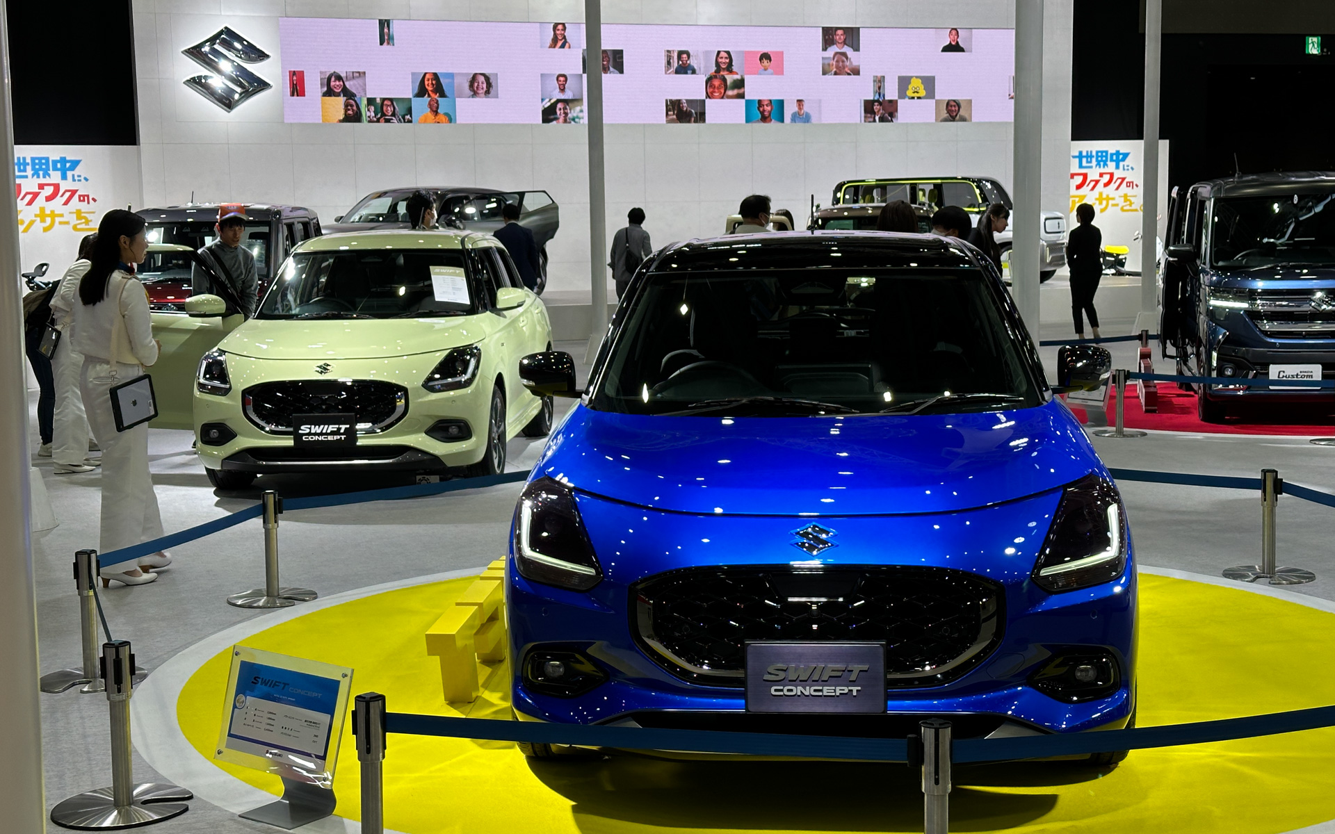 スズキブースでは、ブルーとイエローの「スイフト コンセプト」を展示