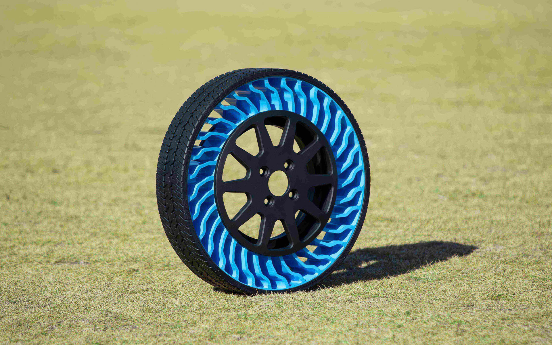 エアフリータイヤ。タイヤの側面から向こうが見える不思議な感覚だ。スポーク部の合成素材は着色自由