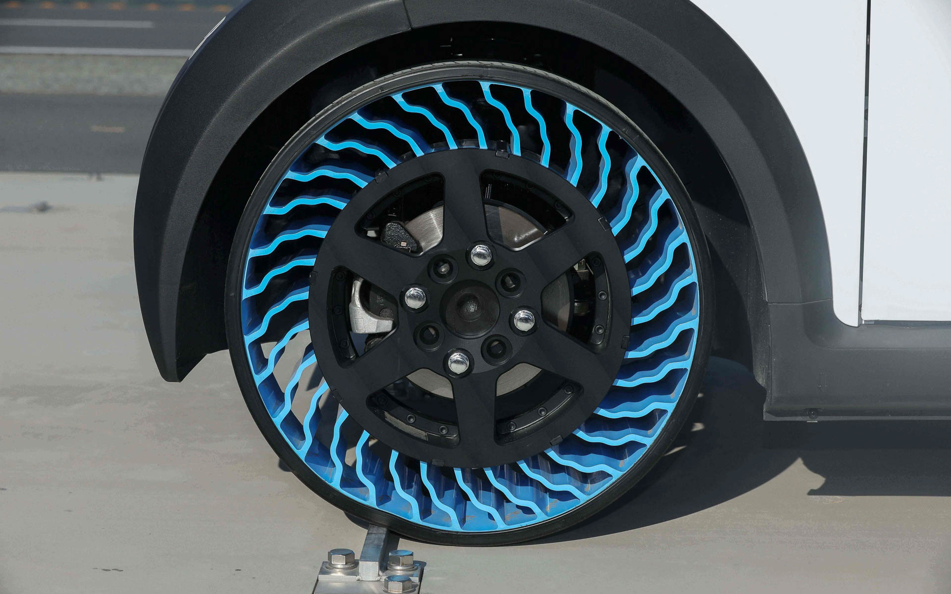 段差乗り越し直前のエアフリータイヤ。スポーク部が微妙に変形していく