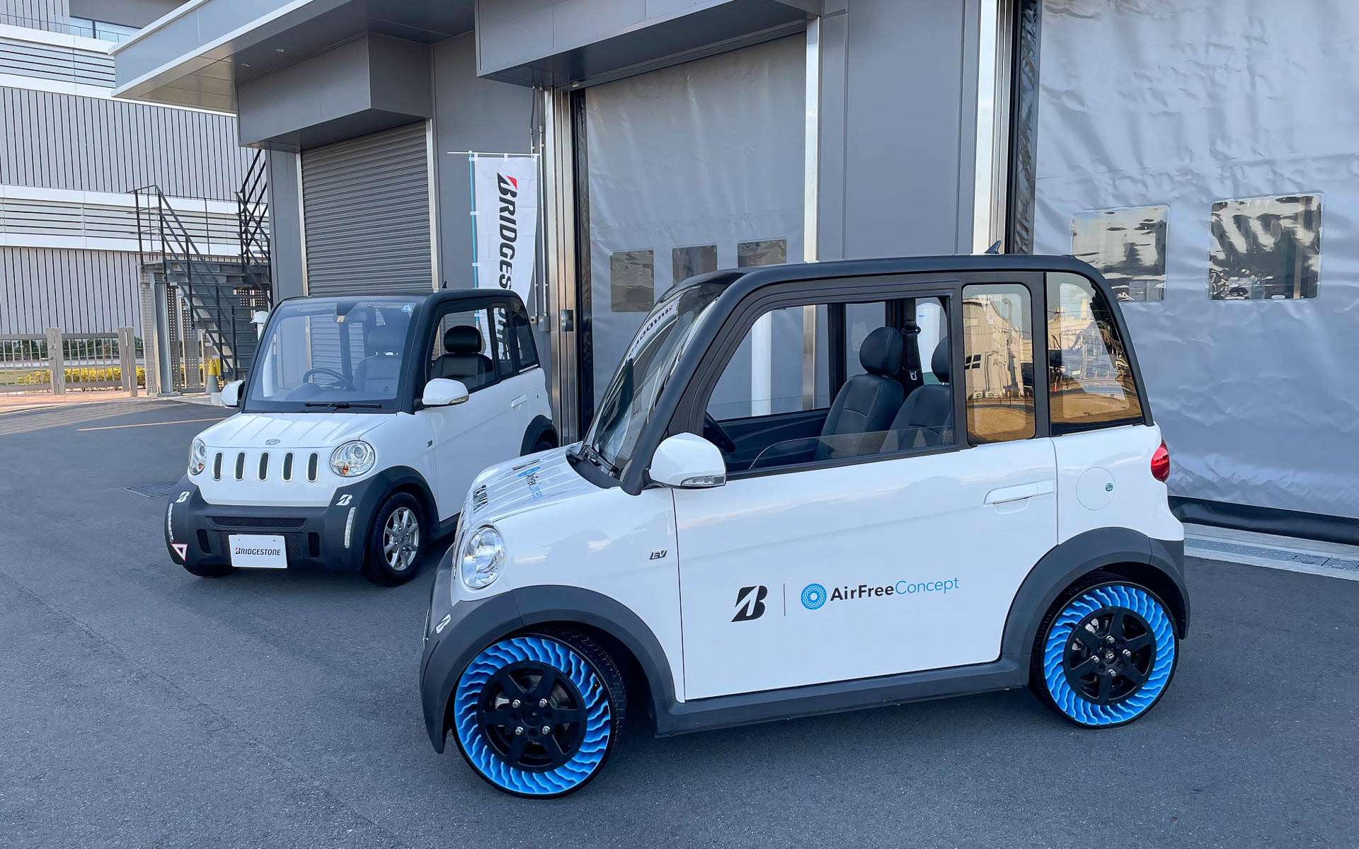 モンスタータジマのジャイアン号です。手前がエアフリータイヤ。違和感がない