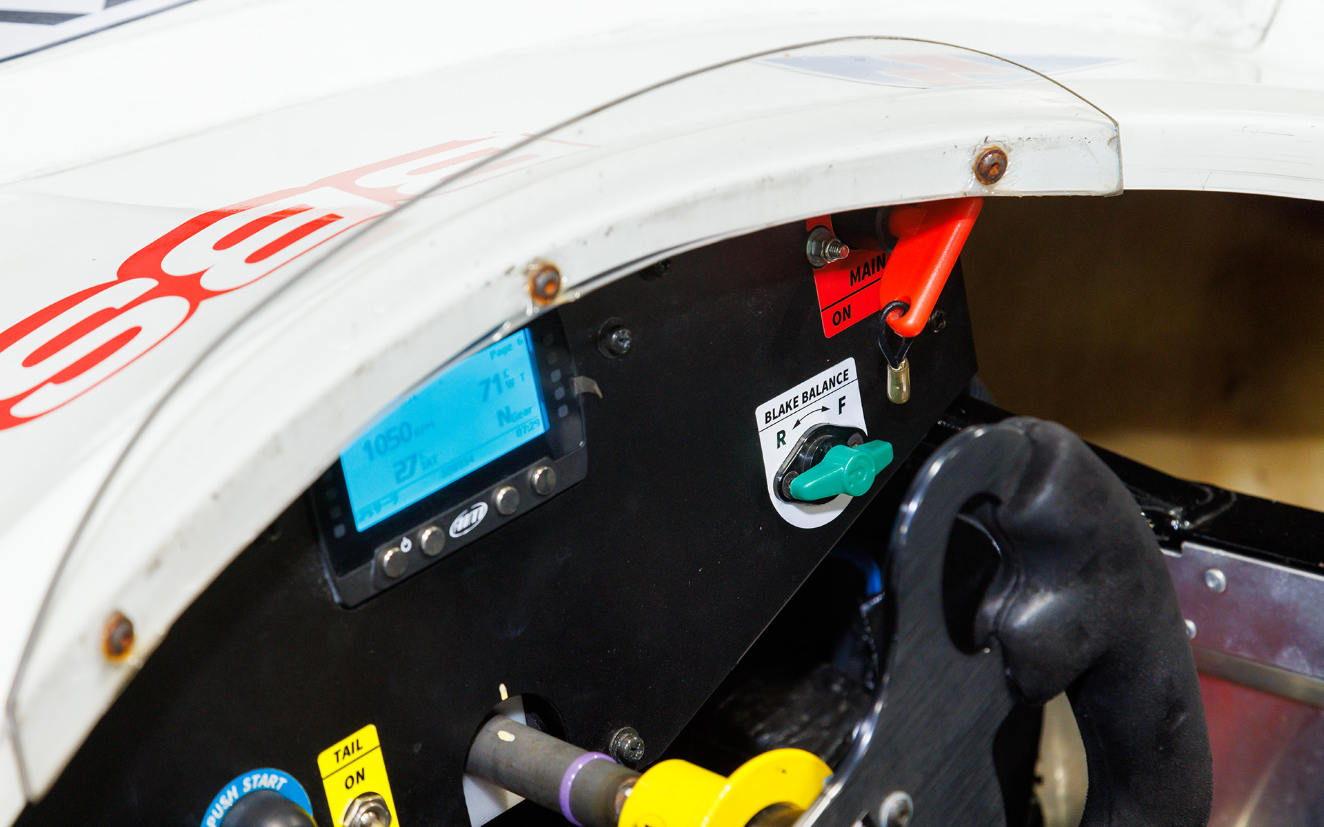 ステアリングの右奥にある緑のレバーが、ブレーキの前後バランスを調整するスイッチ。左に回せばリア寄りに、右に回せばフロント寄りに調整できる