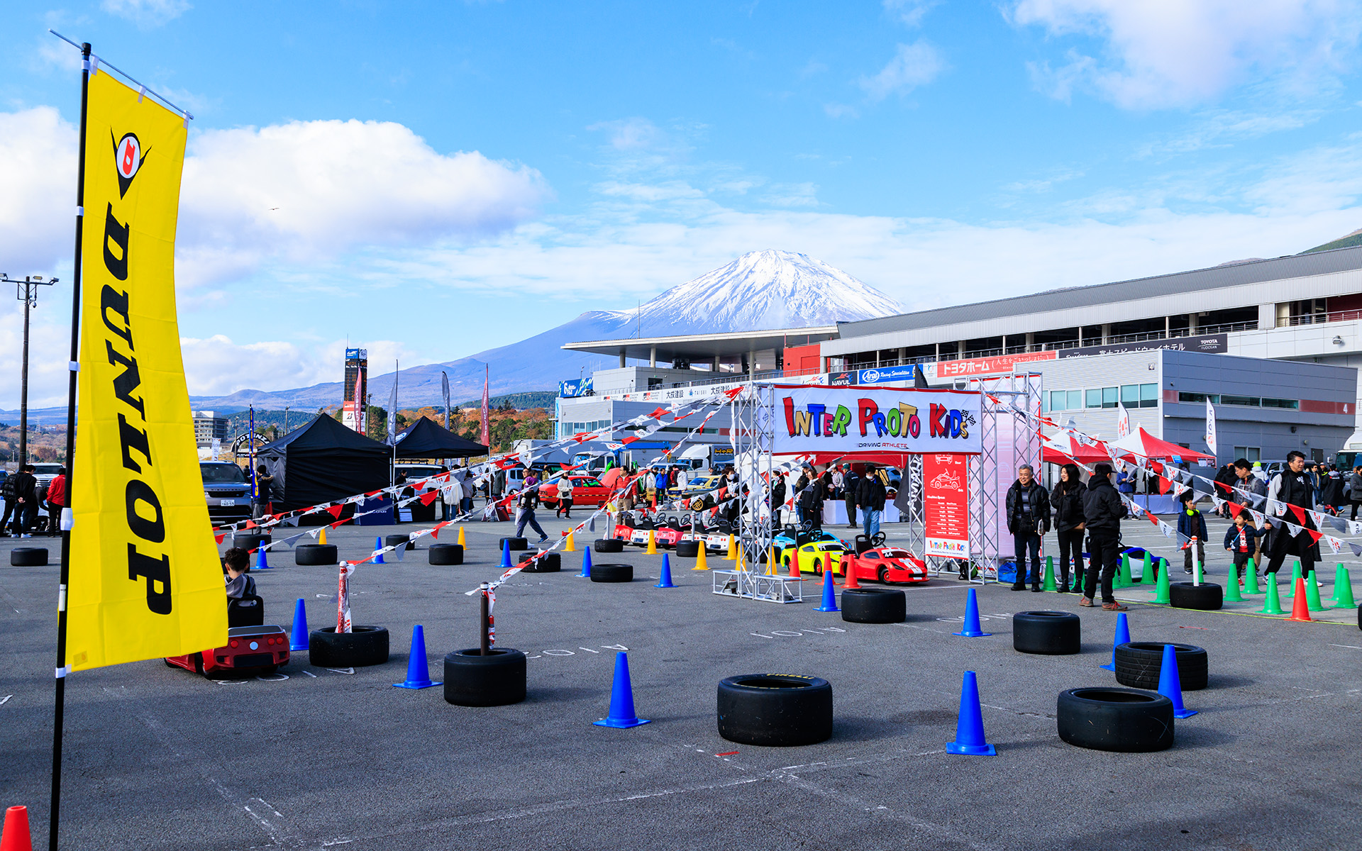 パドックではさまざまなイベントが催されていた。気がつけば富士山も雪化粧していた