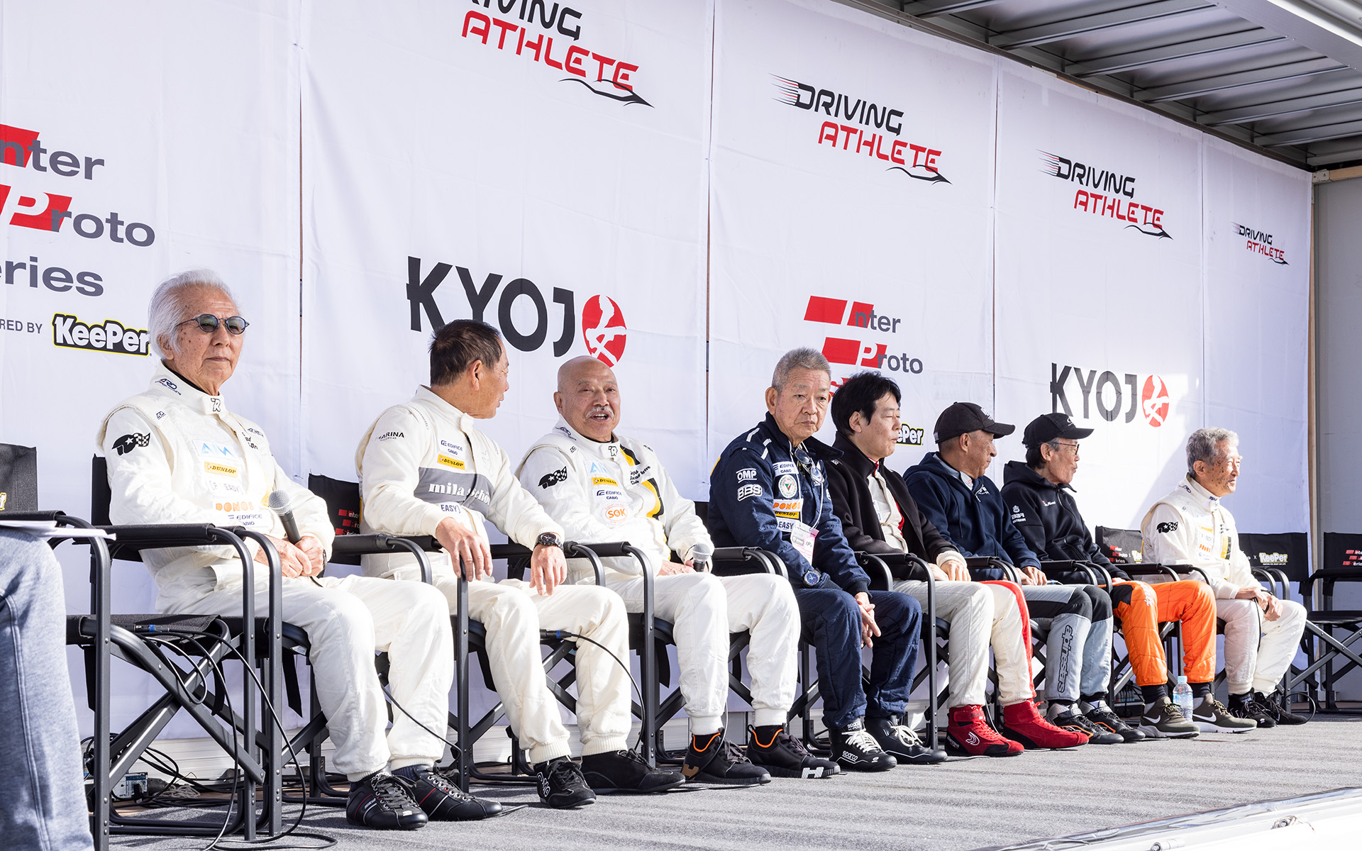 KYOJO CUPのプロデューサーである関谷正徳氏を始め、大勢のレジェンドドライバーが大会をサポートしてくれている