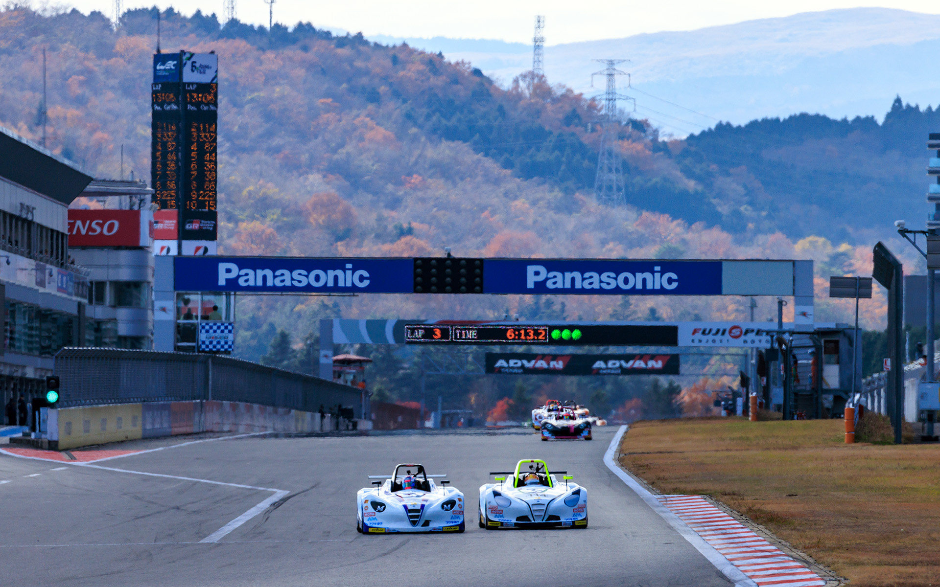 3周目ですでに後続を引き離しながら激しいバトルを繰り広げていた17号車 三浦愛選手と114号車 翁長実希選手