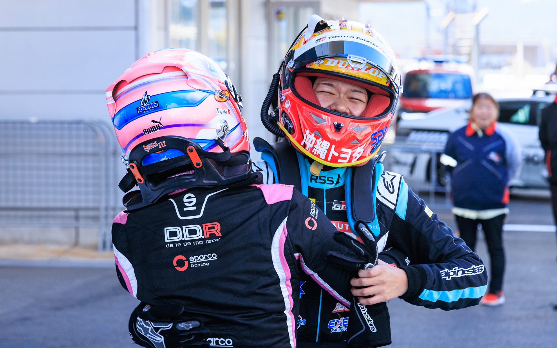 ゴール後にお互いの健闘をたたえ合うドライバー