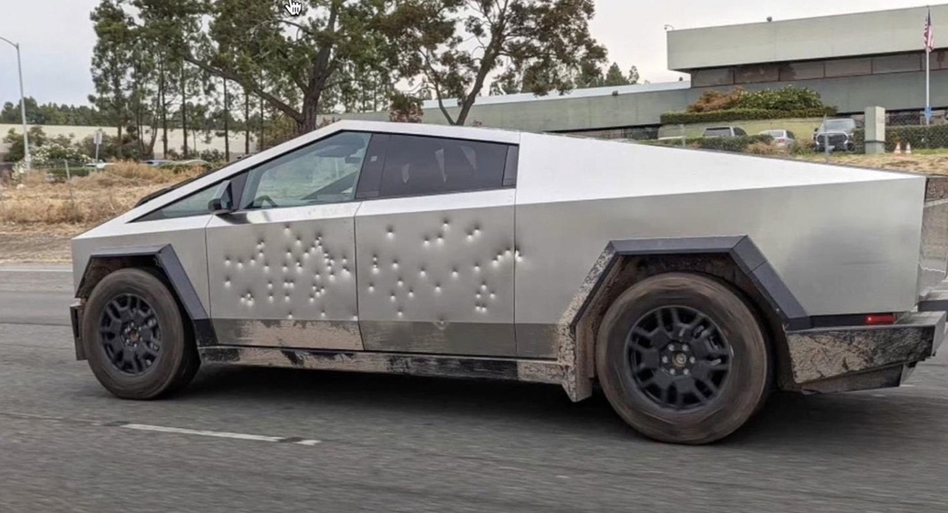 サブマシンガンの銃撃を受けても貫通することはない