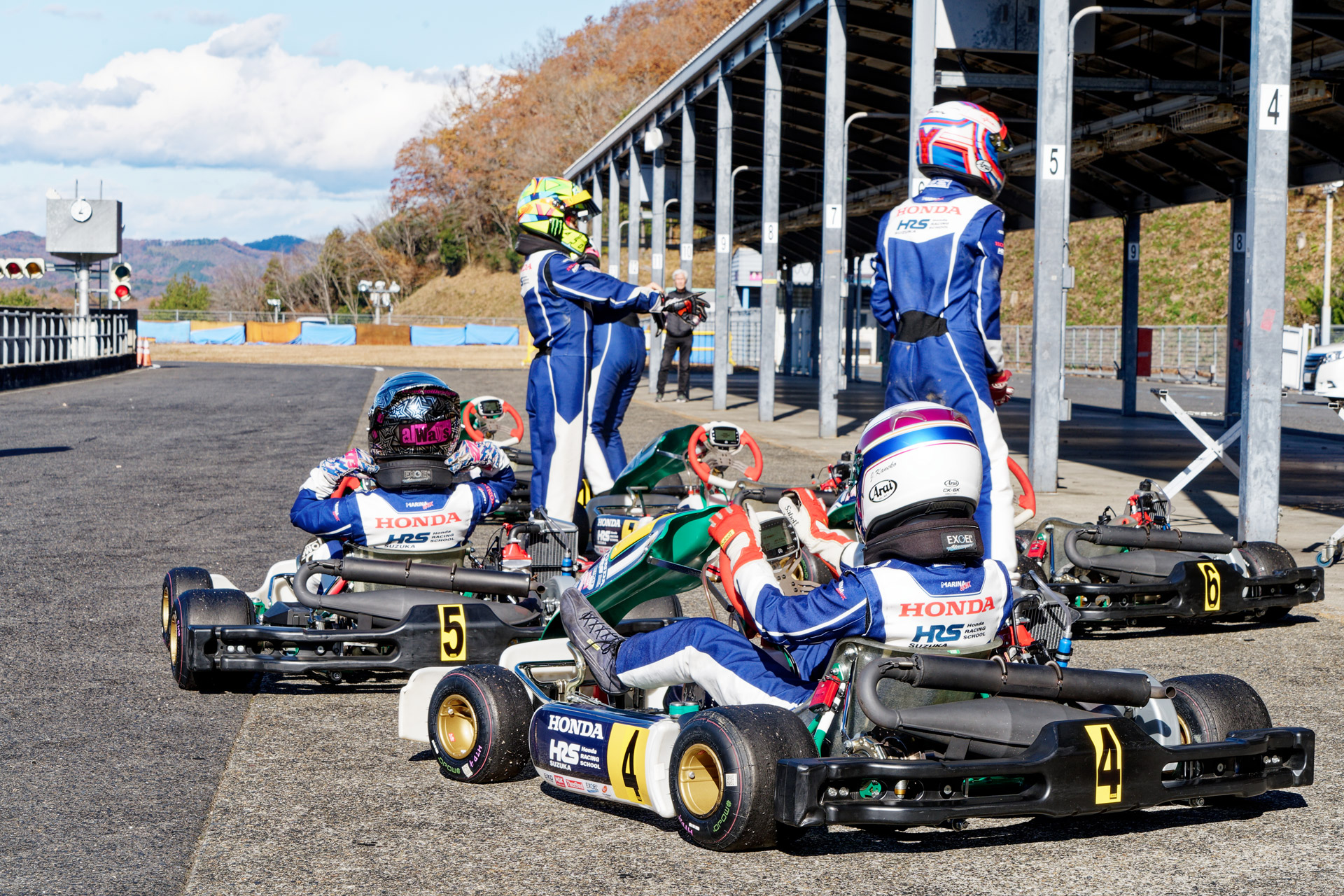 ウォームアップ走行へ向かう受講生たち