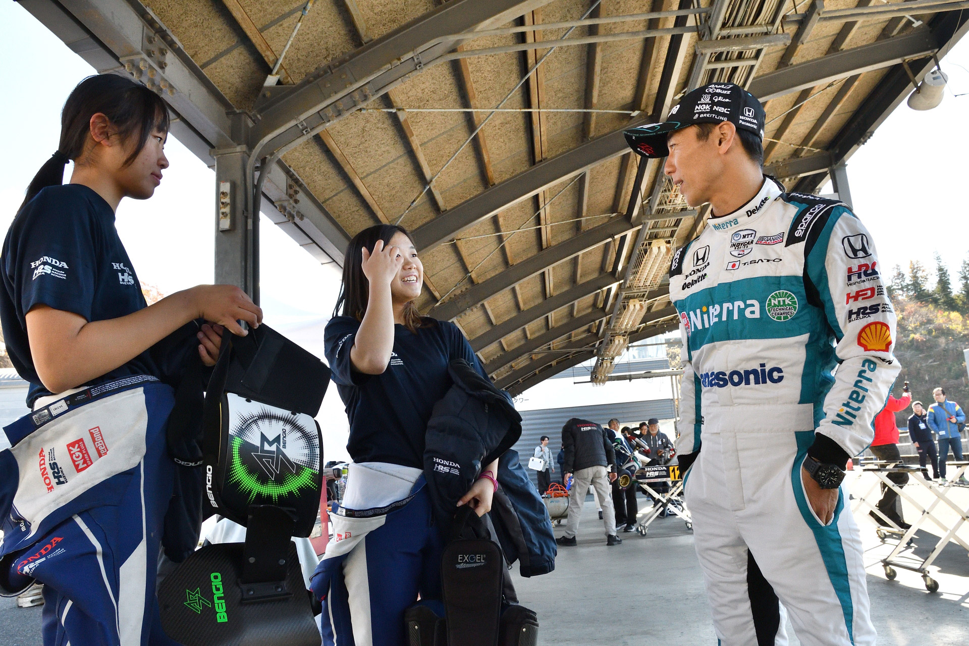 アドバイスを受ける受講生たち