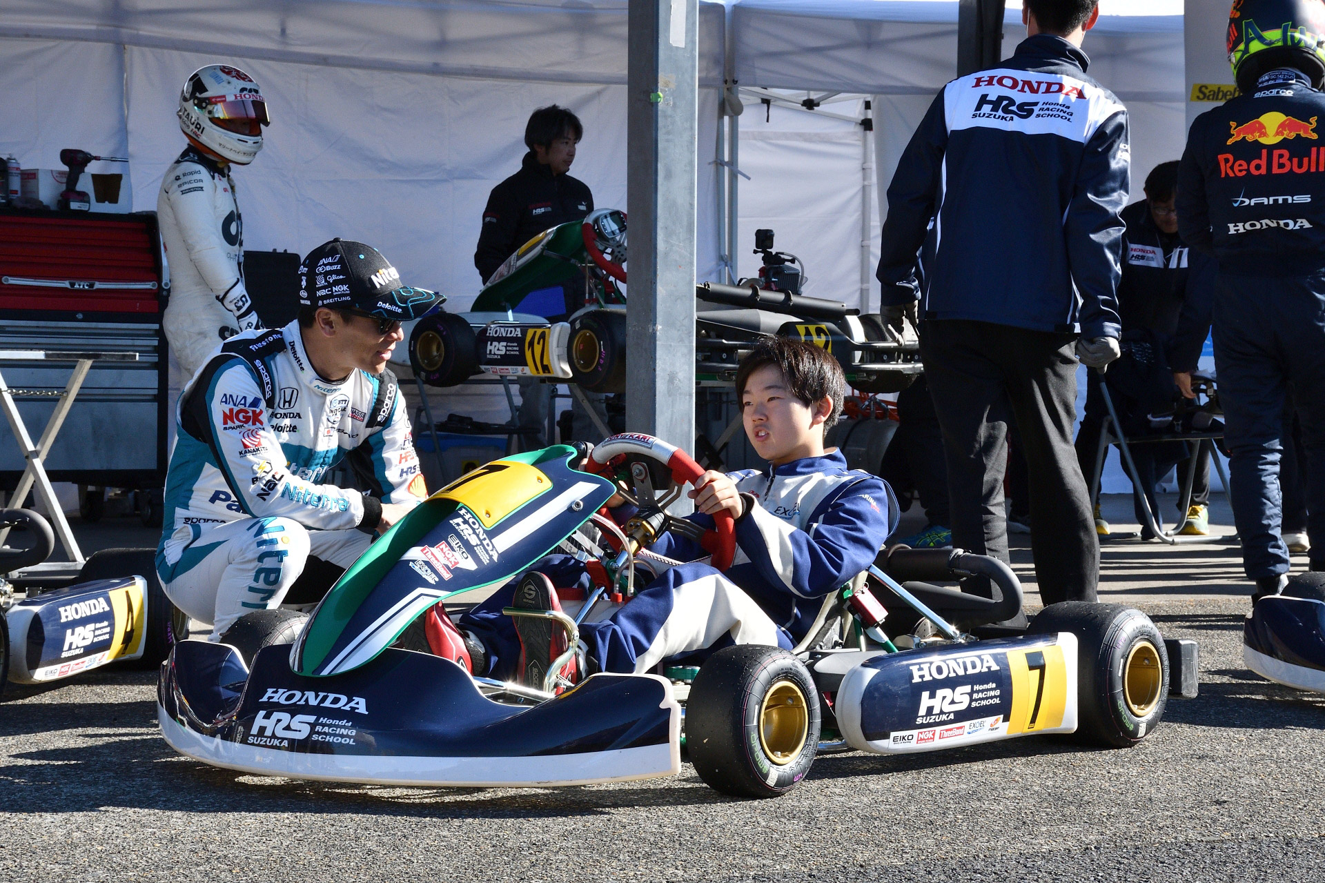 アドバイスを受ける受講生たち