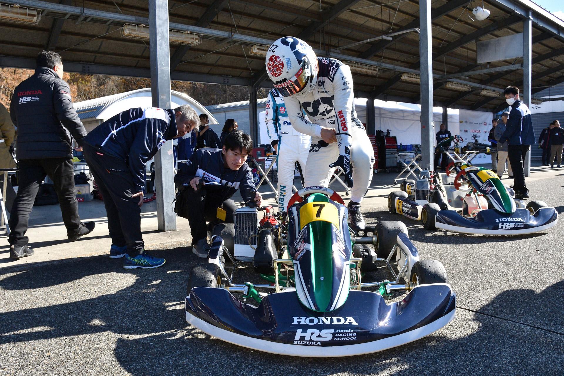 ウォームアップのためカートに乗り込む角田選手と岩佐選手