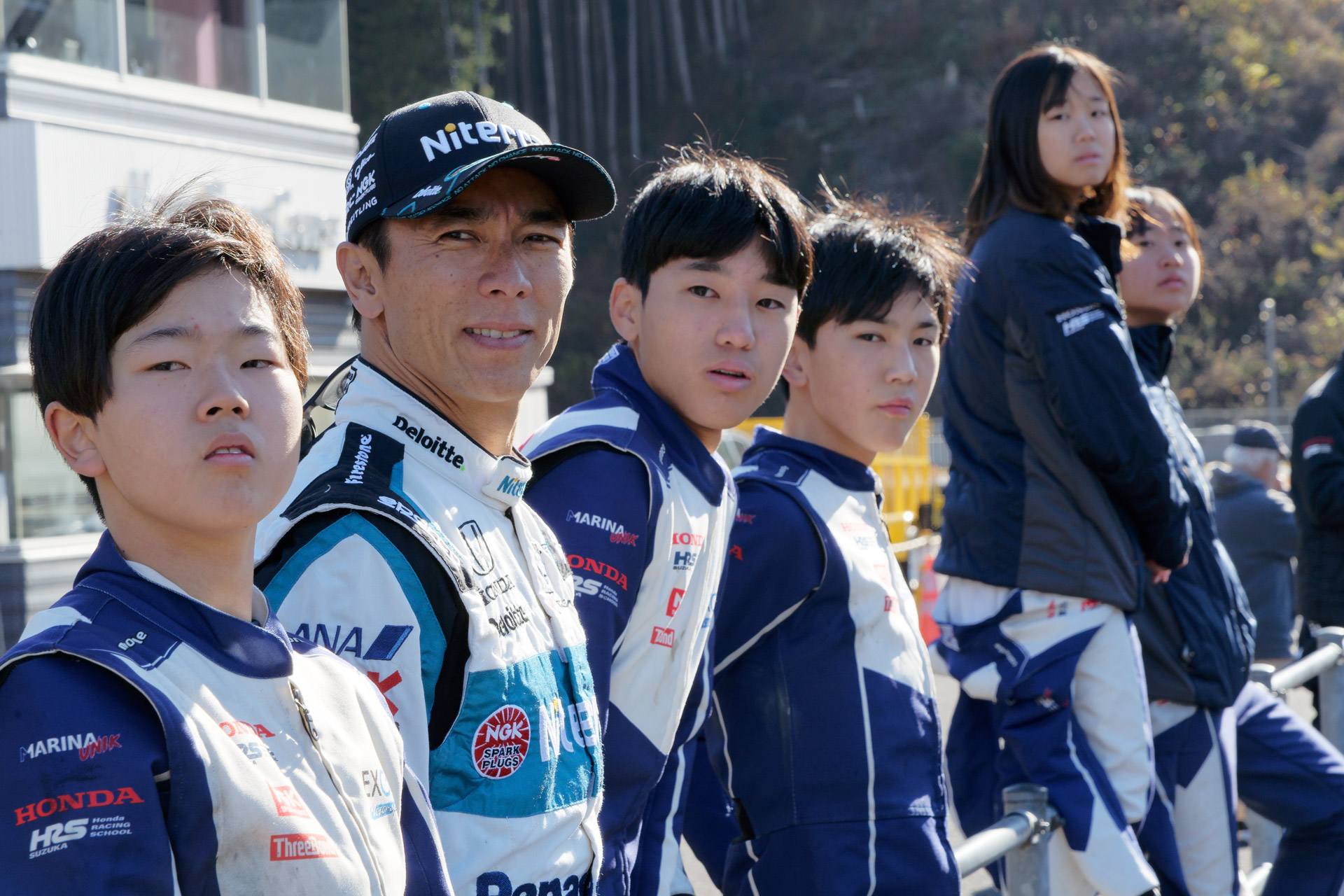 フォーミュラドライバー2選手の走りを観察する受講生