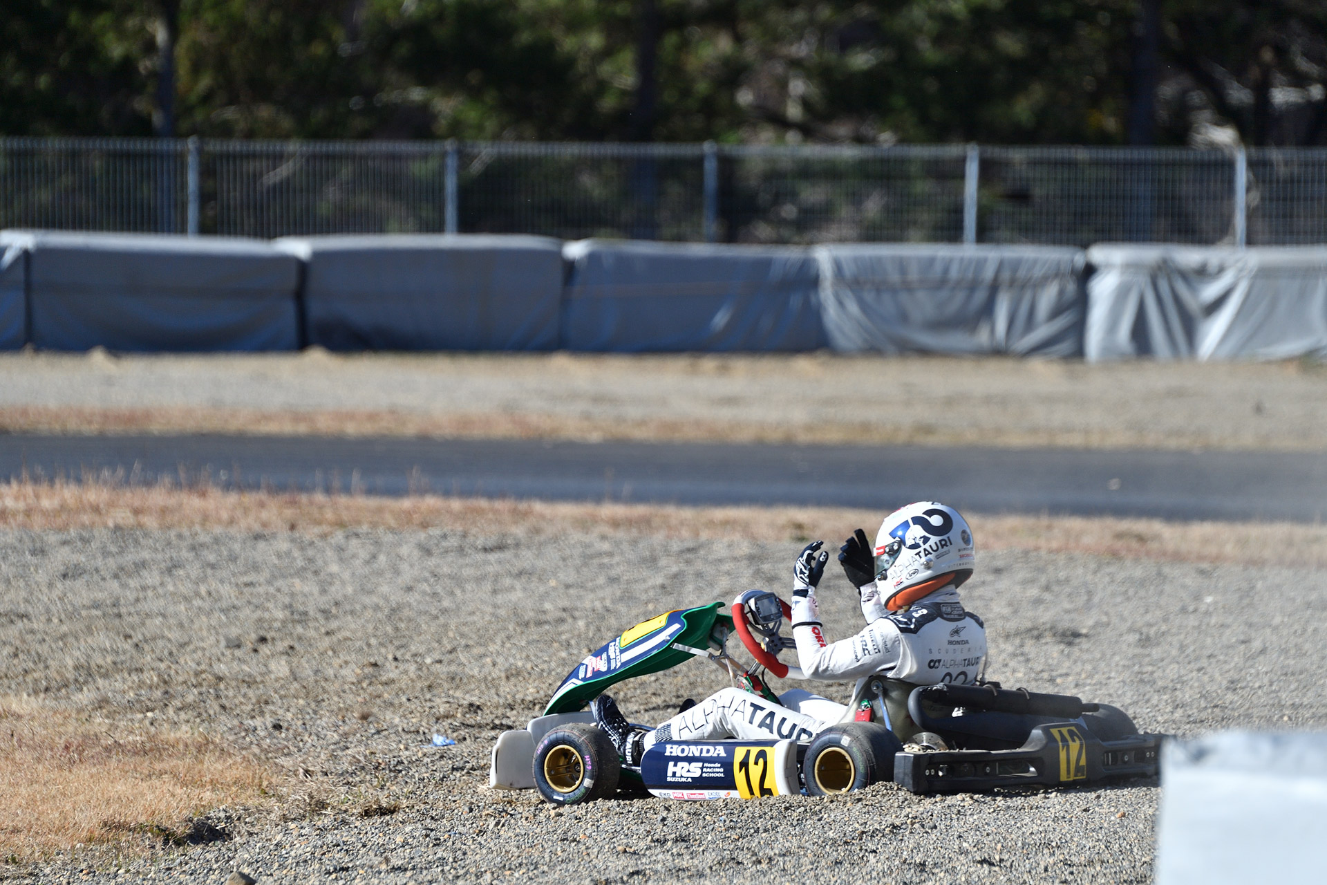 マシンが動かなくなり、ゴールを見届けてから岩佐選手の力を借りて脱出していた