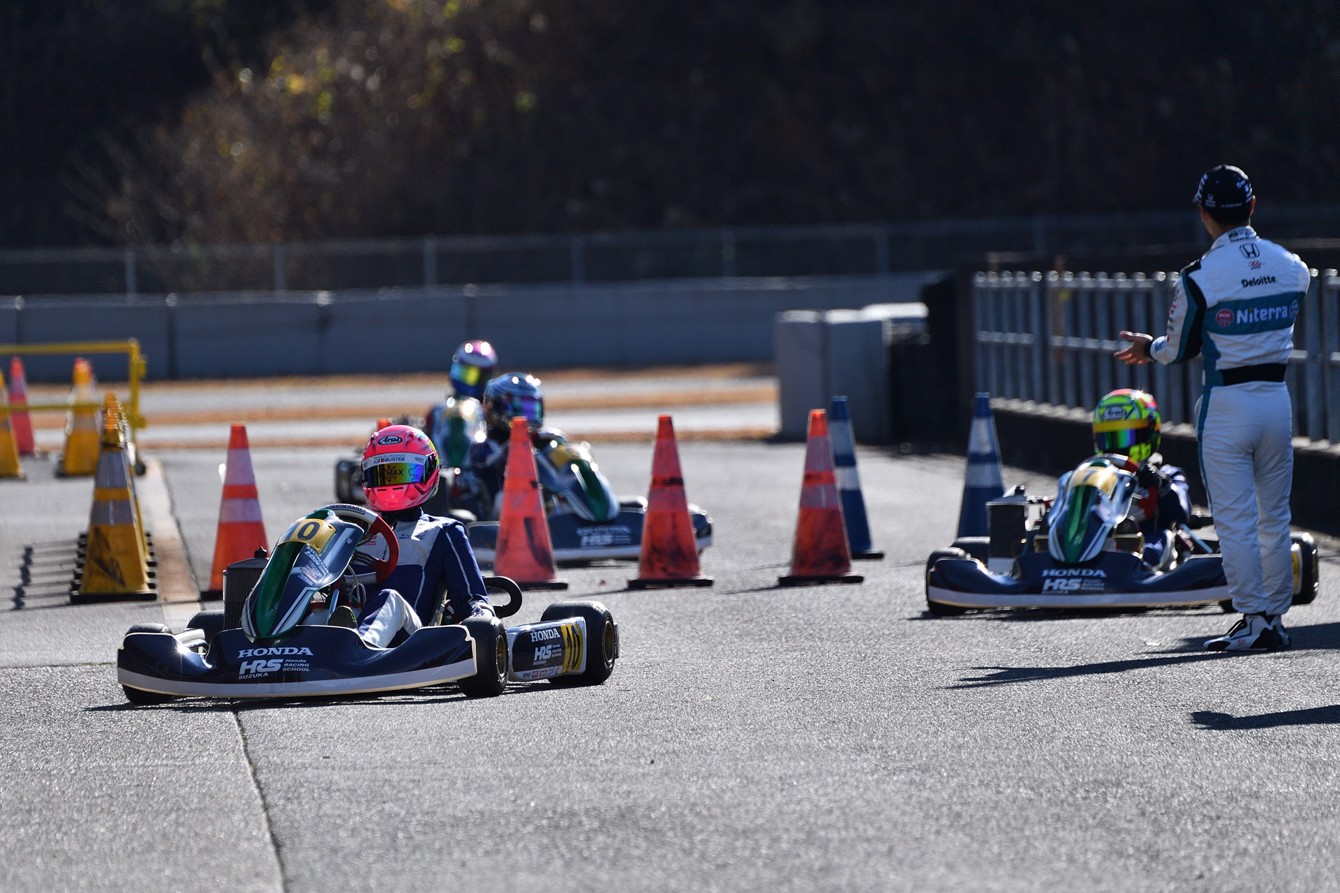 トップでチェッカーを受けたのは女性の受講生（左）