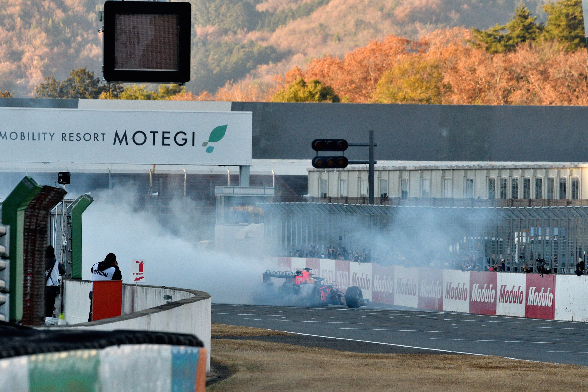 デモ走行終わりのドーナツターンで盛大なタイヤスモークが