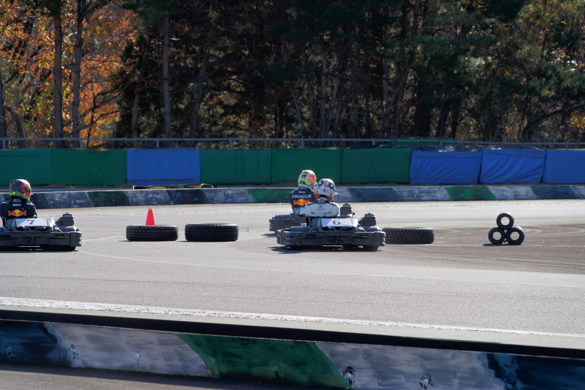 ショートカットするフェルスタッペン選手と角田選手