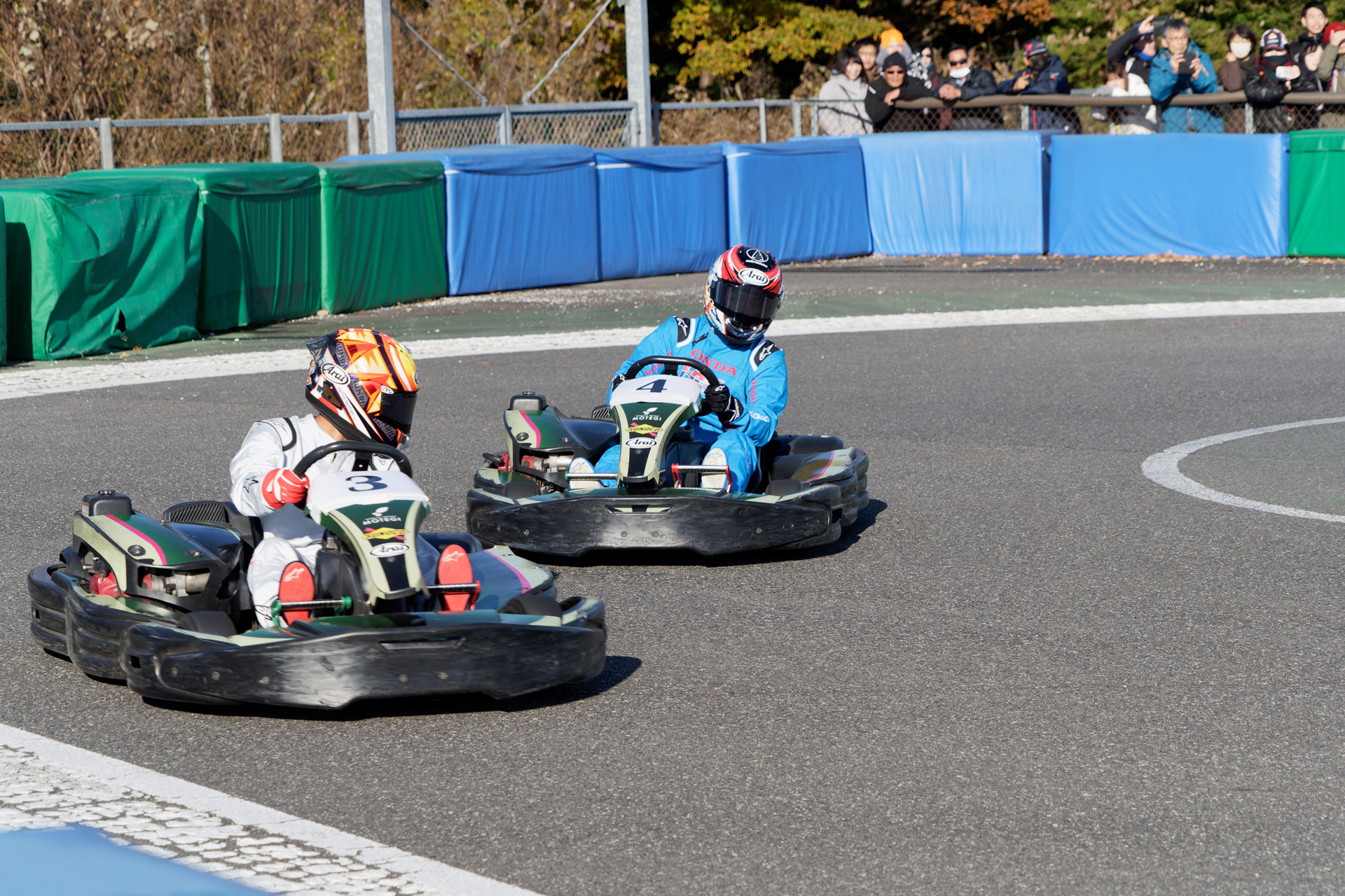 青のツナギは長島選手。カートでもインに身体を入れるのはライダーの習性？
