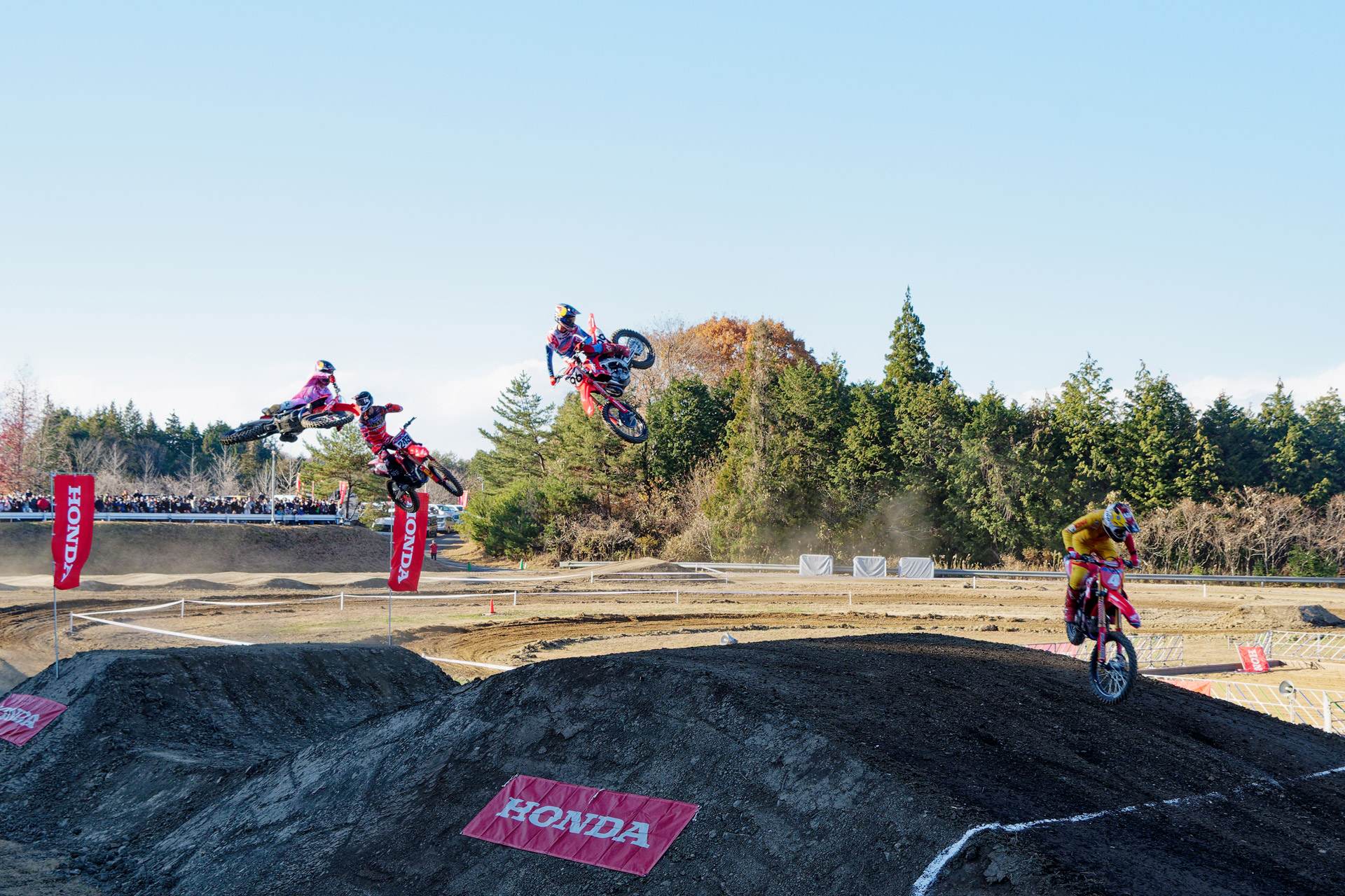 特設オフロードコースではモトクロスライダーが大ジャンプ