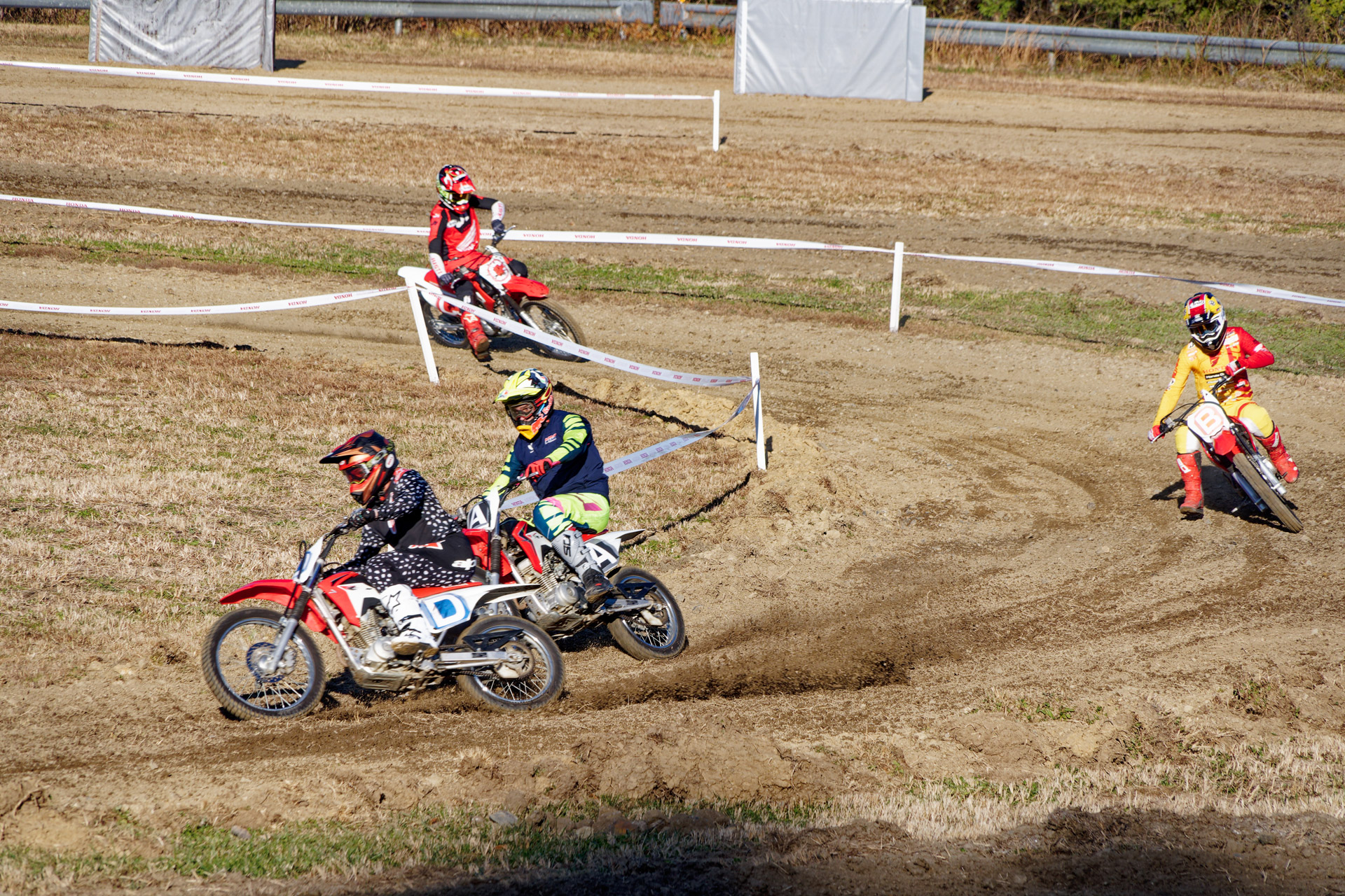 ロードレースのライダーも交えたリレー形式のミニレースも開催された
