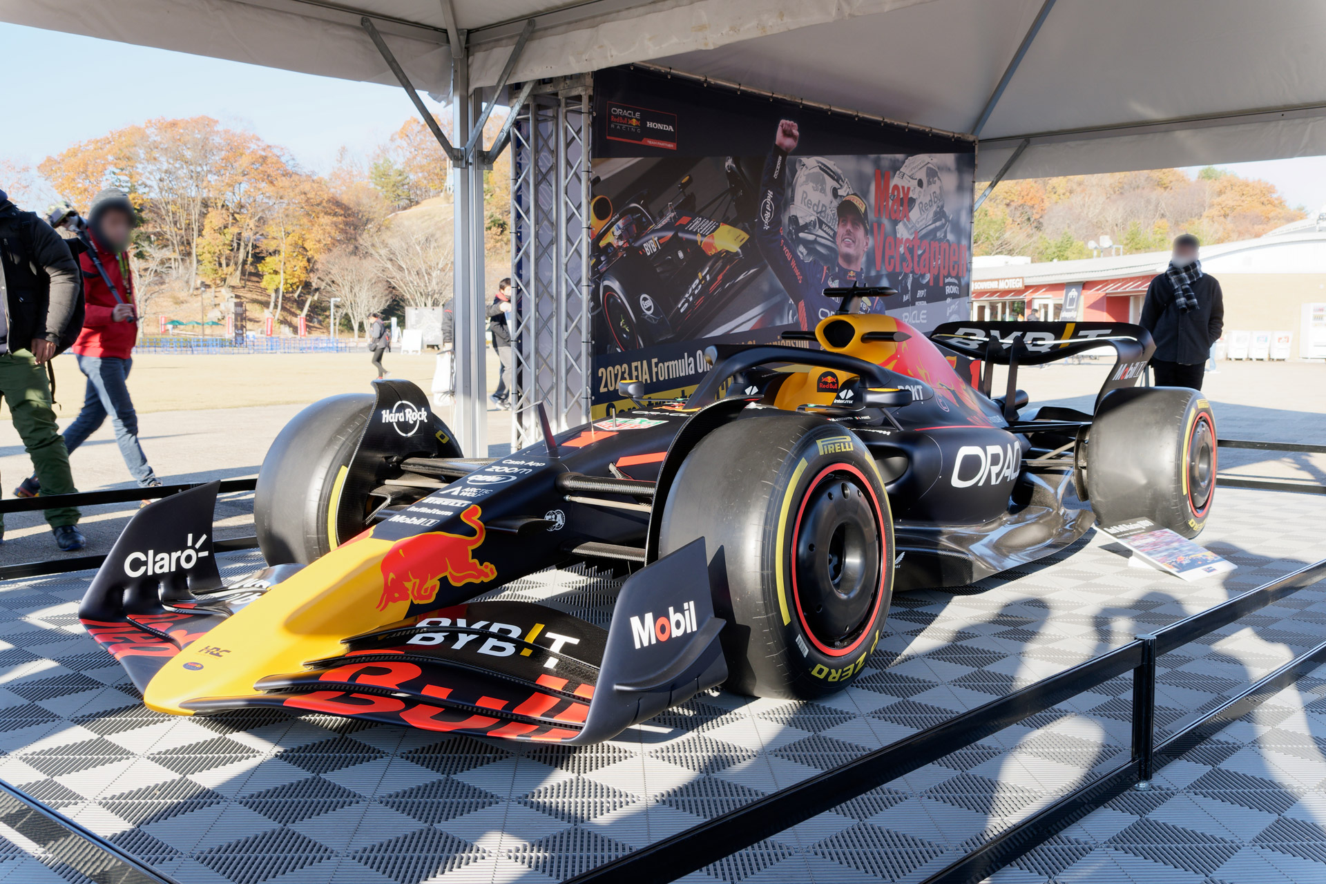 グランドスタンド裏にはレーシングマシンなどの展示も