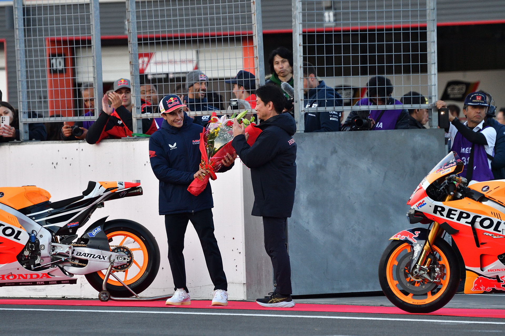 HRC代表取締役社長の渡辺康治氏から花束が贈呈された