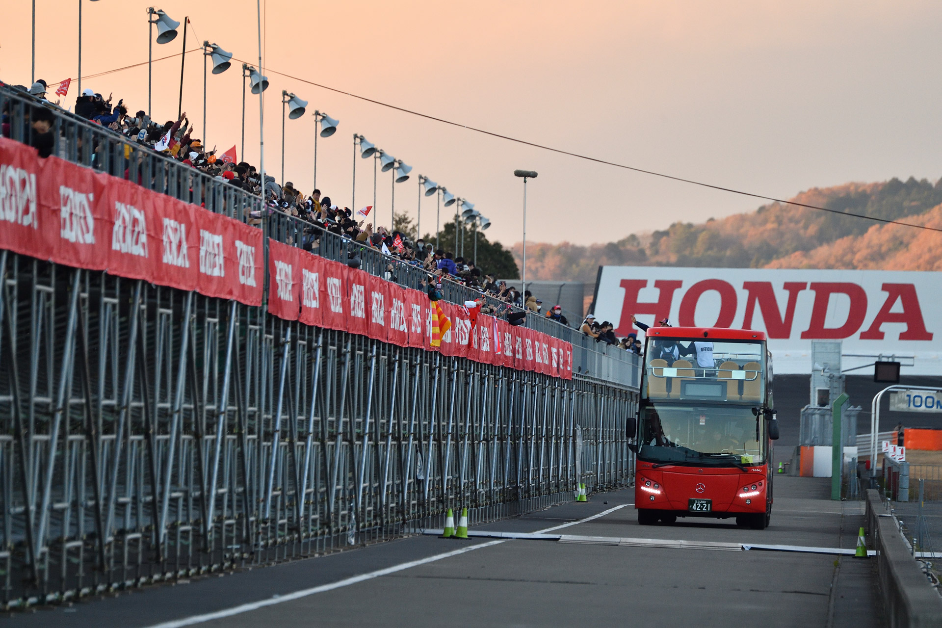 観客席に向かってバスから手を振るマルケス選手