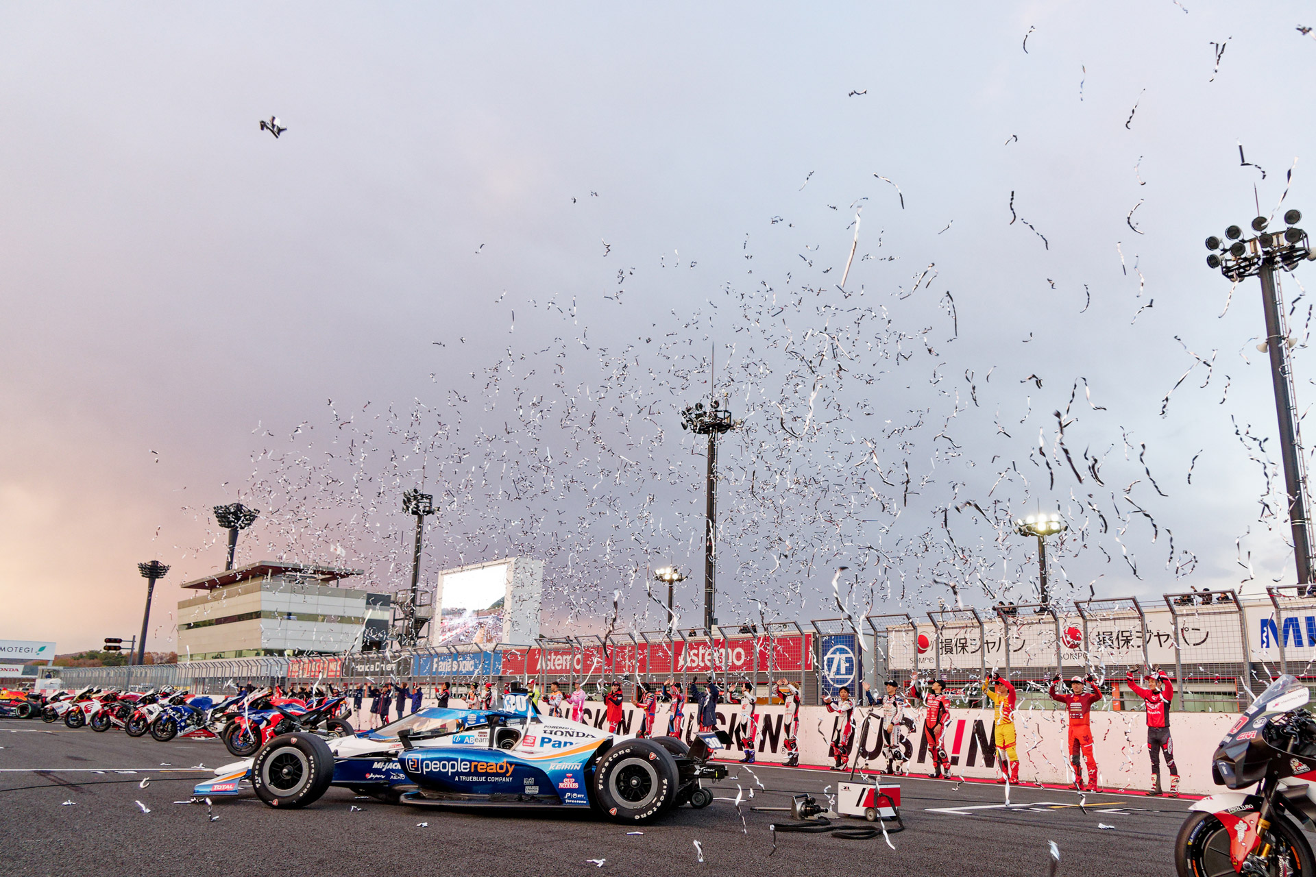 ホームストレートに車両と選手が並び、フィナーレ