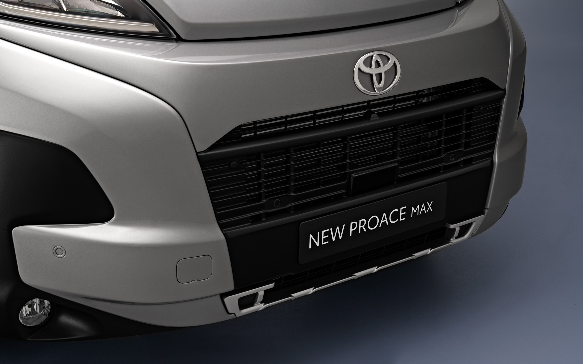 マットブラックグリルのスタイリッシュなフロントフェイス。左右にはコーナリング機能付きフォグランプを完備